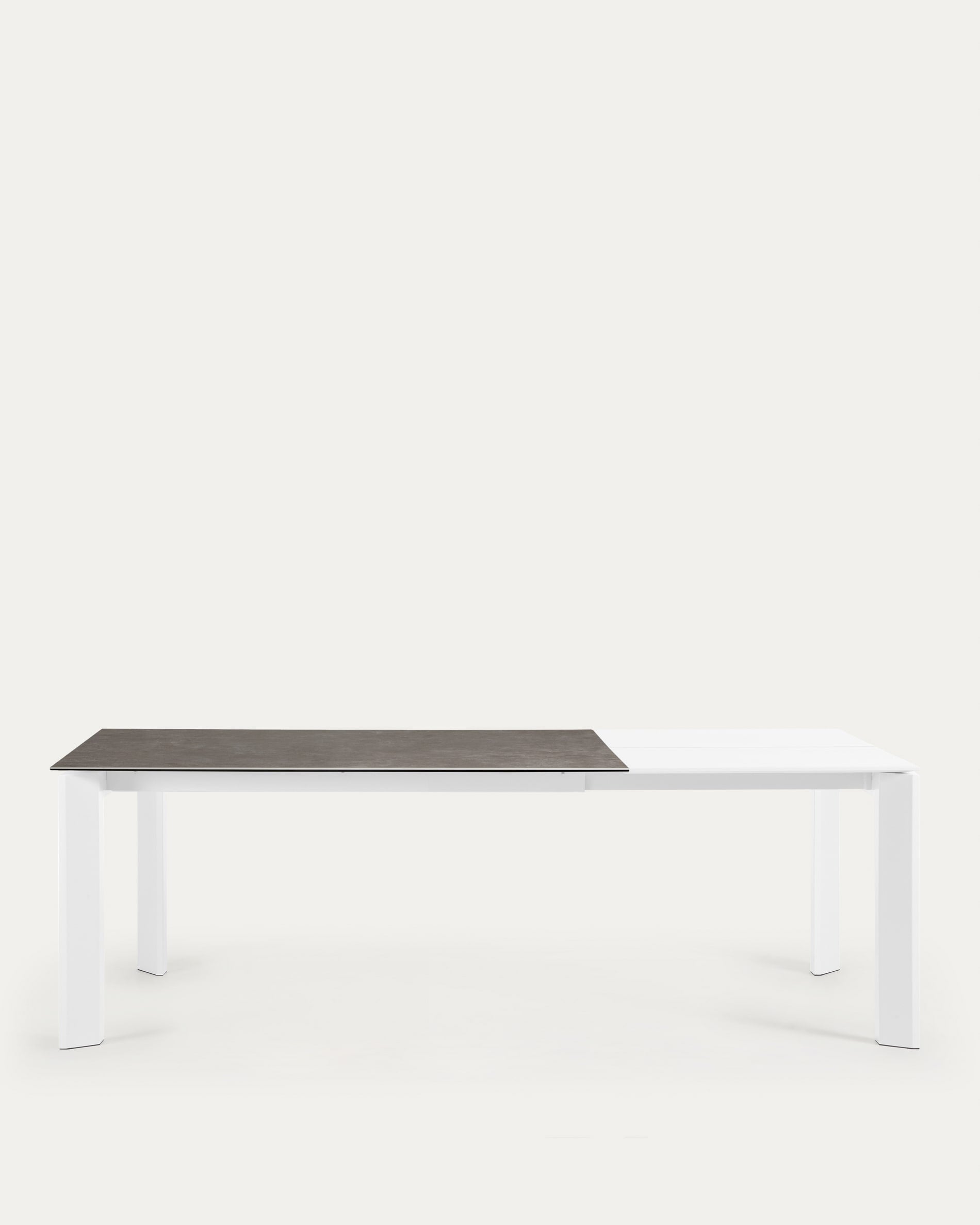 Axis Ausziehtisch Feinsteinzeug mit Vulcano Ceniza Finish Stahlbeine weiss 160 (220) cm  in Braun präsentiert im Onlineshop von KAQTU Design AG. Esstisch ist von Kave Home