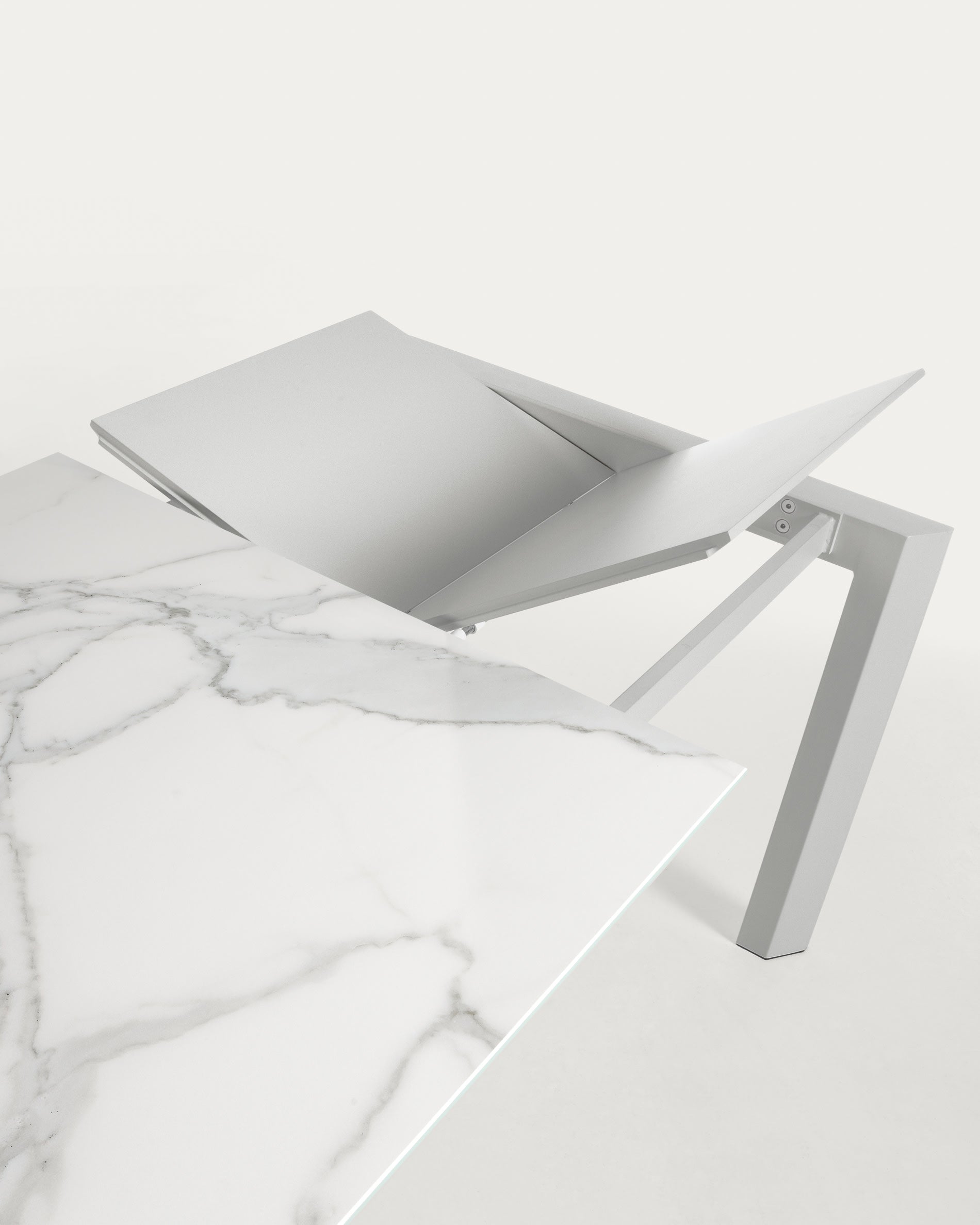 Axis Ausziehtisch Feinsteinzeug mit Kalos Blanco Finish Beine in Grau 120 (180) cm in Weiß präsentiert im Onlineshop von KAQTU Design AG. Esstisch ist von Kave Home