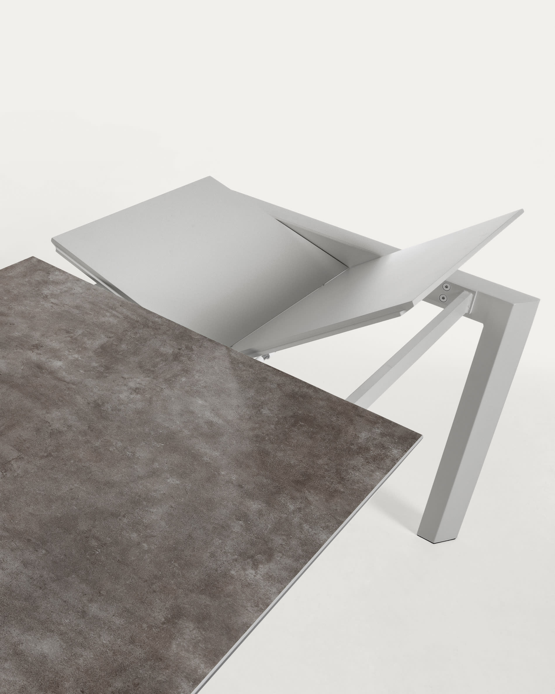 Axis Ausziehtisch Feinsteinzeug Vulcano Ceniza Finish Stahlbeine grau 120 (180) cm  in Grau präsentiert im Onlineshop von KAQTU Design AG. Esstisch ist von Kave Home