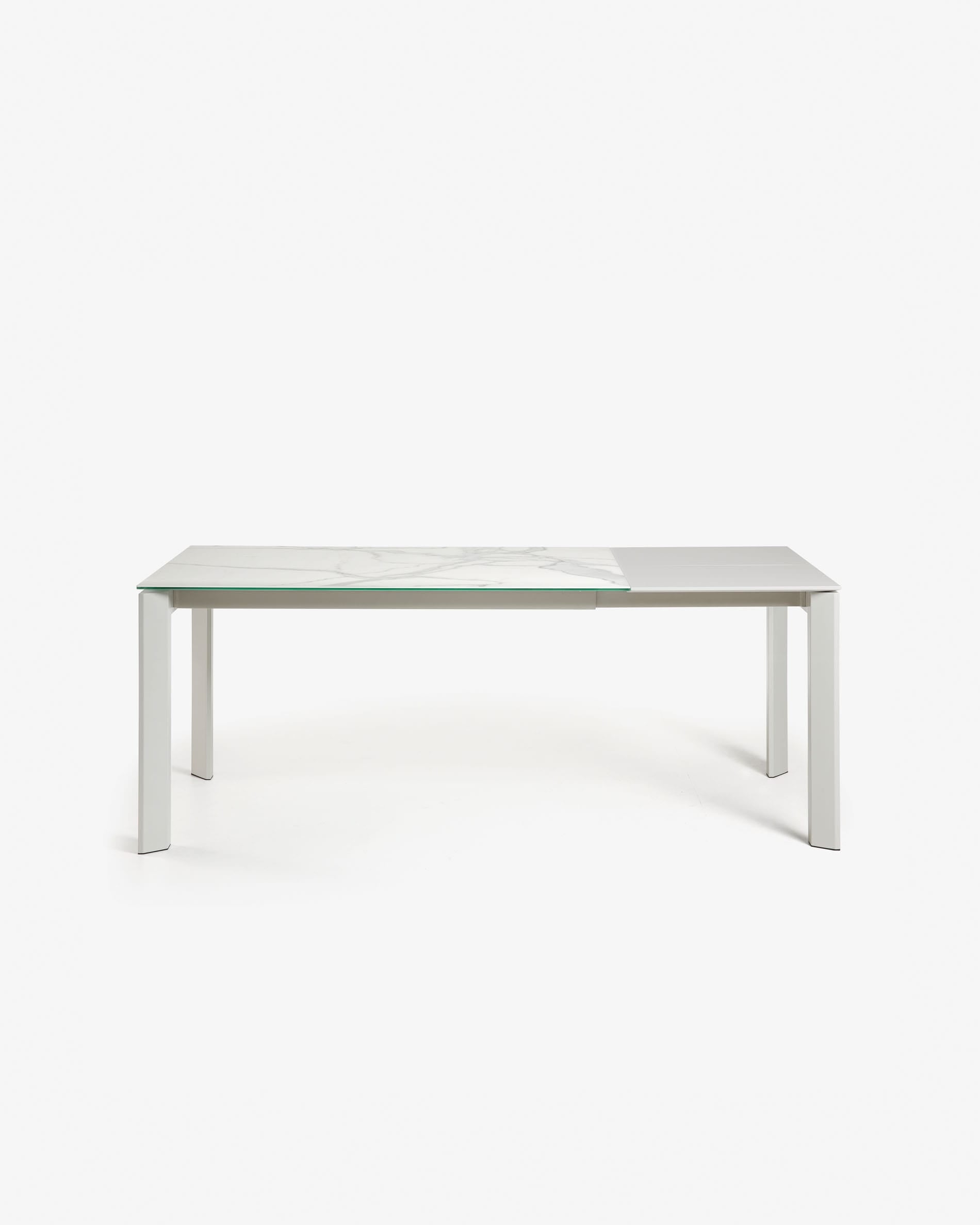 Axis Ausziehtisch Feinsteinzeug mit Kalos Blanco Finish Beine in Grau 140 (200) cm in Weiß präsentiert im Onlineshop von KAQTU Design AG. Esstisch ist von Kave Home