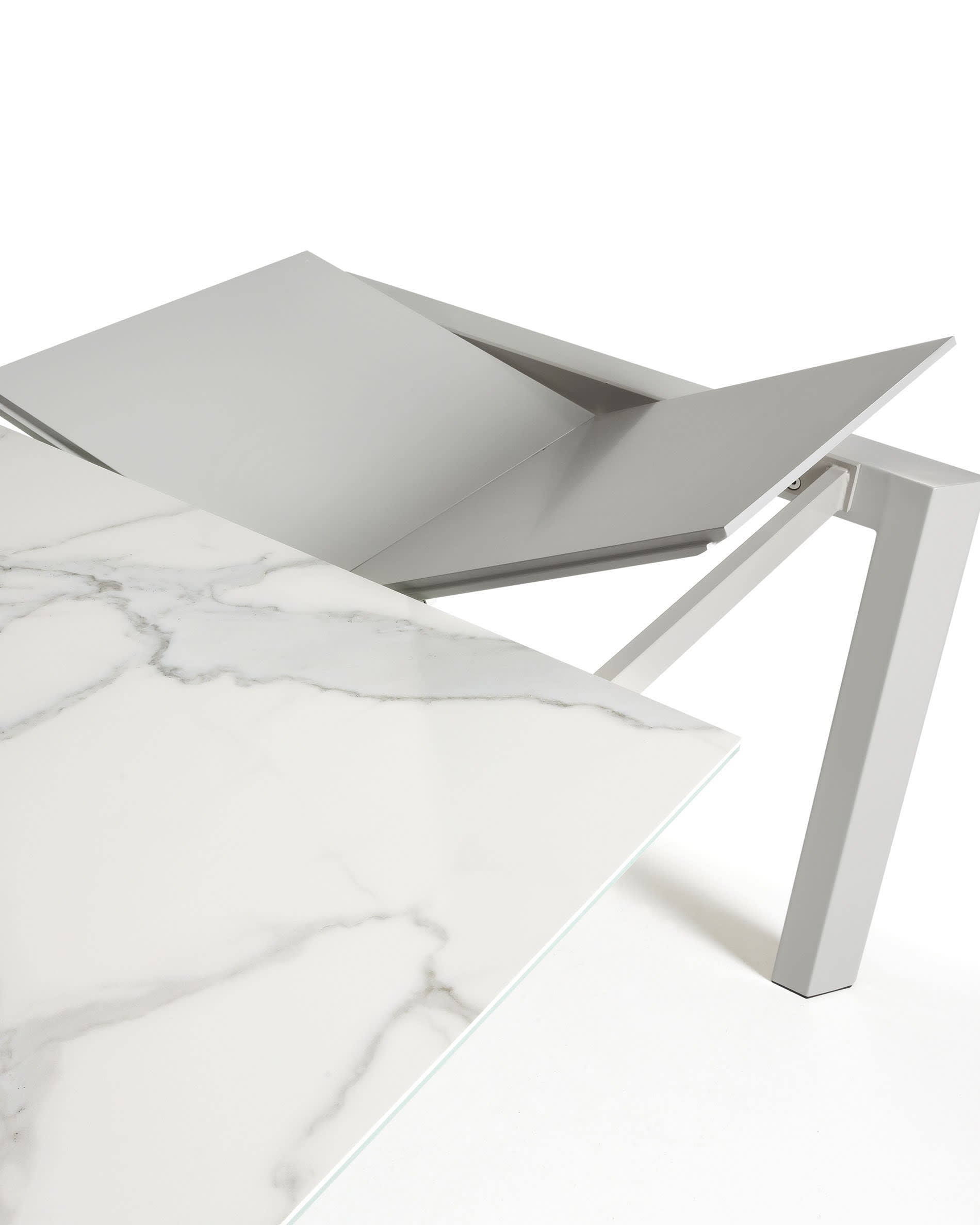 Axis Ausziehtisch Feinsteinzeug mit Kalos Blanco Finish Beine in Grau 140 (200) cm in Weiß präsentiert im Onlineshop von KAQTU Design AG. Esstisch ist von Kave Home