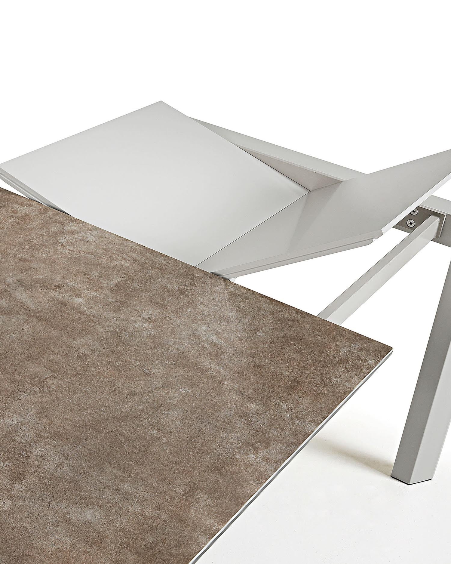 Axis Ausziehtisch Feinsteinzeug Vulcano Ceniza Finish Stahlbeine in Grau 140 (200) cm in Grau präsentiert im Onlineshop von KAQTU Design AG. Esstisch ist von Kave Home