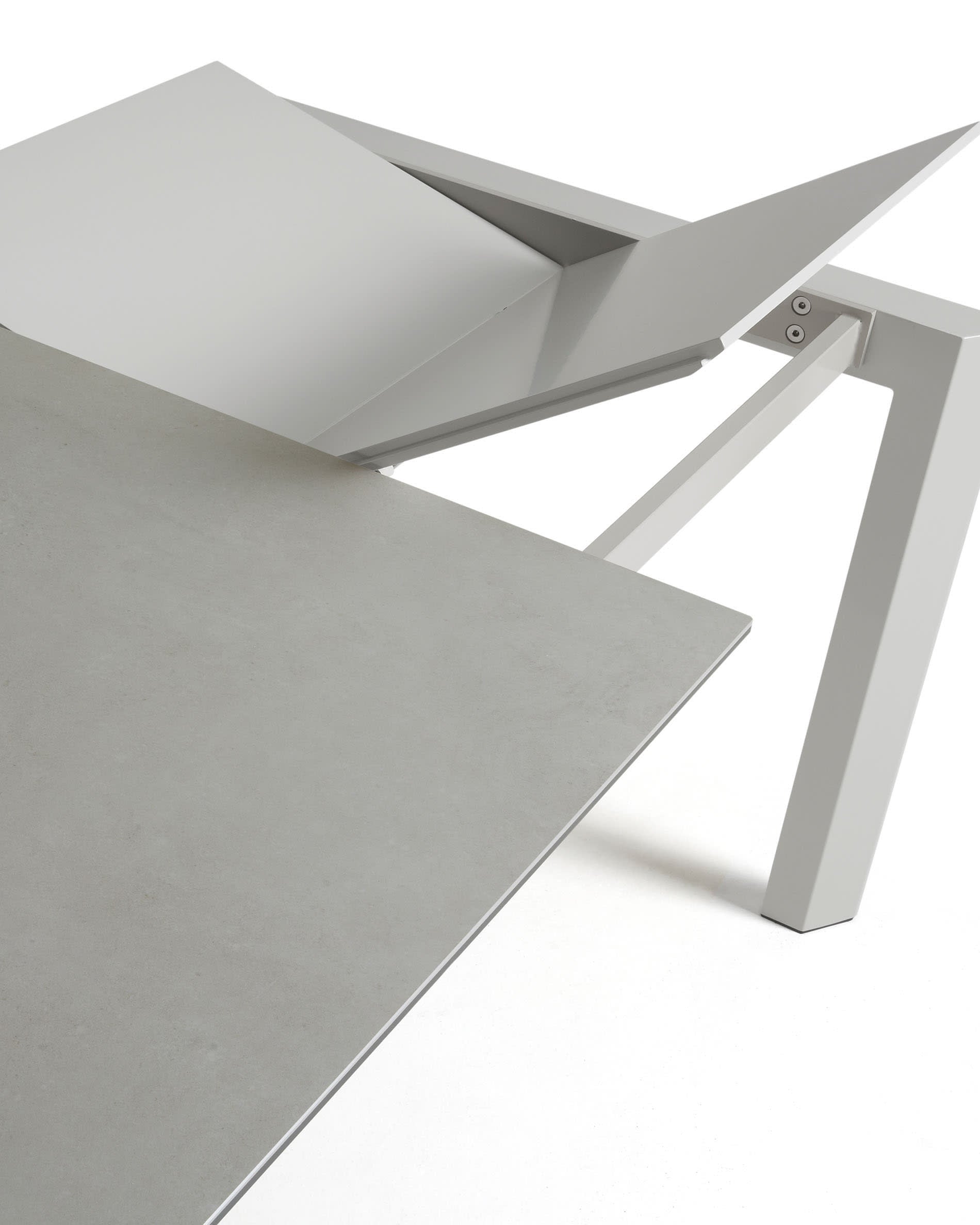 Axis Ausziehtisch Feinsteinzeug mit Hydra Plomo Finish Beine in Grau 160 (220) cm in Grau präsentiert im Onlineshop von KAQTU Design AG. Esstisch ist von Kave Home