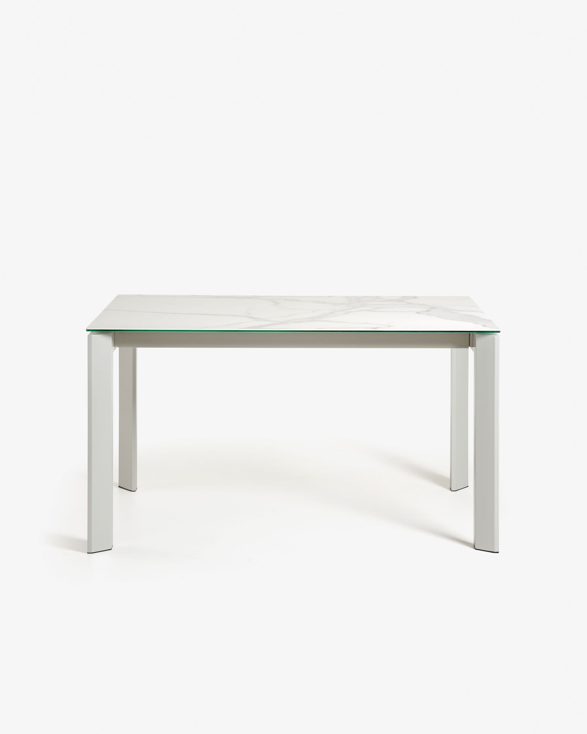 Axis Ausziehtisch Feinsteinzeug mit Kalos Blanco Finish Beine in Grau 160 (220) cm in Weiß präsentiert im Onlineshop von KAQTU Design AG. Esstisch ist von Kave Home