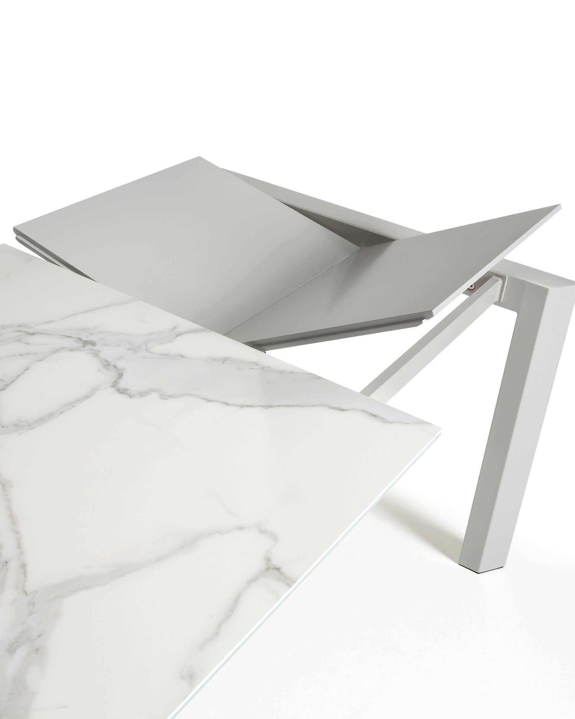 Axis Ausziehtisch Feinsteinzeug mit Kalos Blanco Finish Beine in Grau 160 (220) cm in Weiß präsentiert im Onlineshop von KAQTU Design AG. Esstisch ist von Kave Home