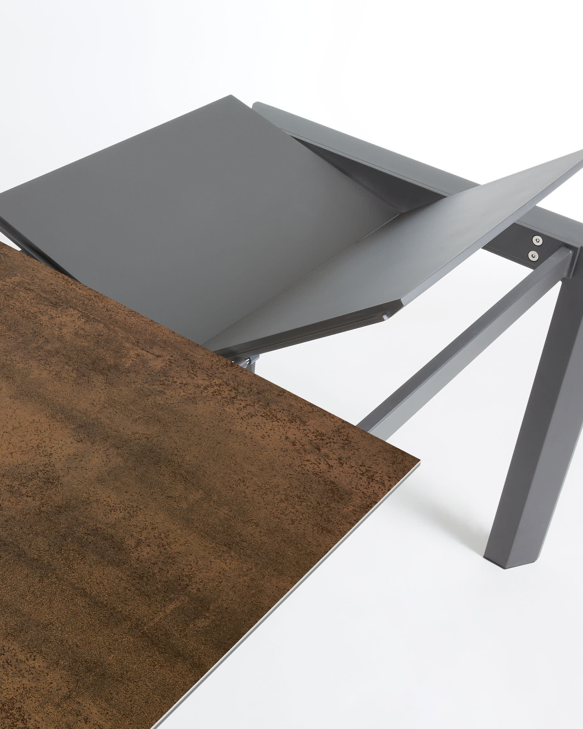 Axis Ausziehtisch Feinsteinzeug Iron Corten Finish und Beine in Dunkelgrau 120 (180) cm in Braun präsentiert im Onlineshop von KAQTU Design AG. Esstisch ist von Kave Home