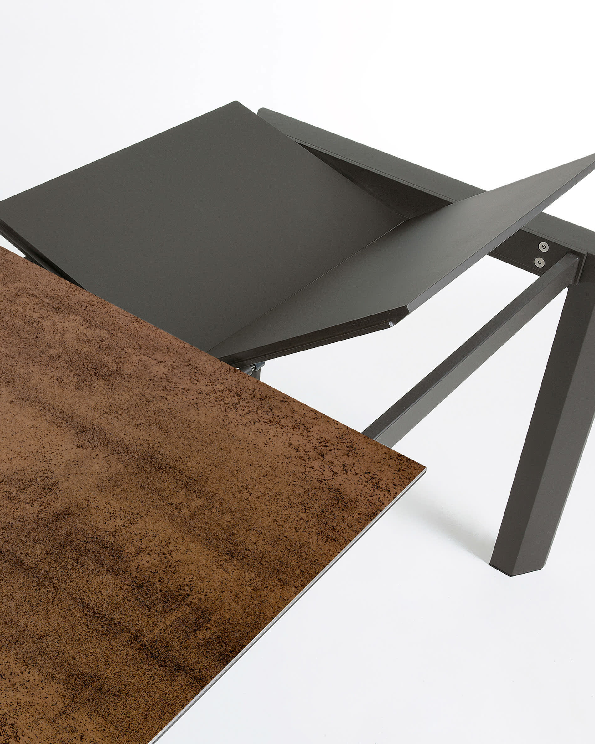 Axis Ausziehtisch Feinsteinzeug Iron Corten Finish und Beine in Dunkelgrau 120 (180) cm in Braun präsentiert im Onlineshop von KAQTU Design AG. Esstisch ist von Kave Home