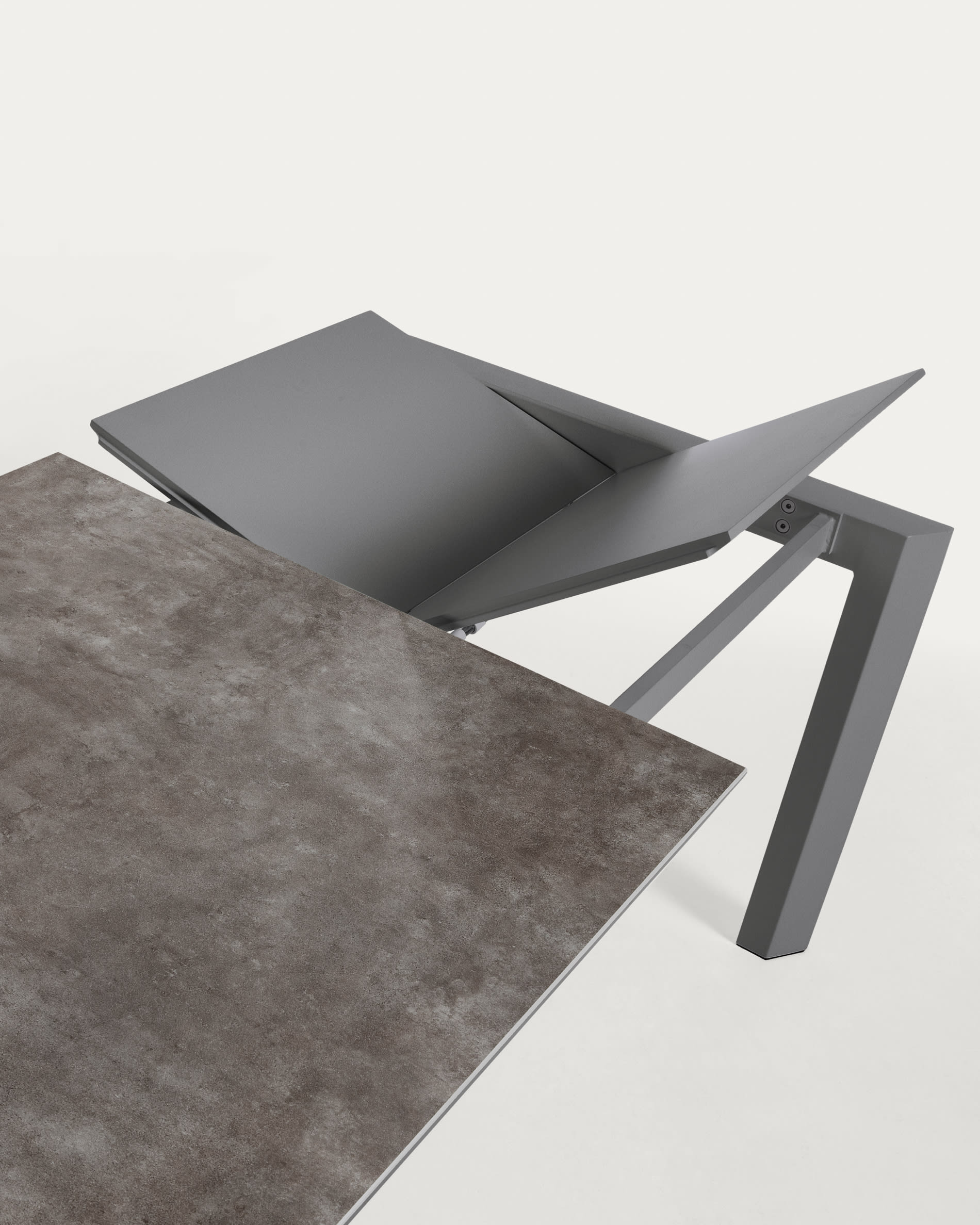 Axis Ausziehtisch Feinsteinzeug Vulcano Ceniza Finish Stahlbeine Anthrazit  120(180)cm in Grau präsentiert im Onlineshop von KAQTU Design AG. Esstisch ist von Kave Home