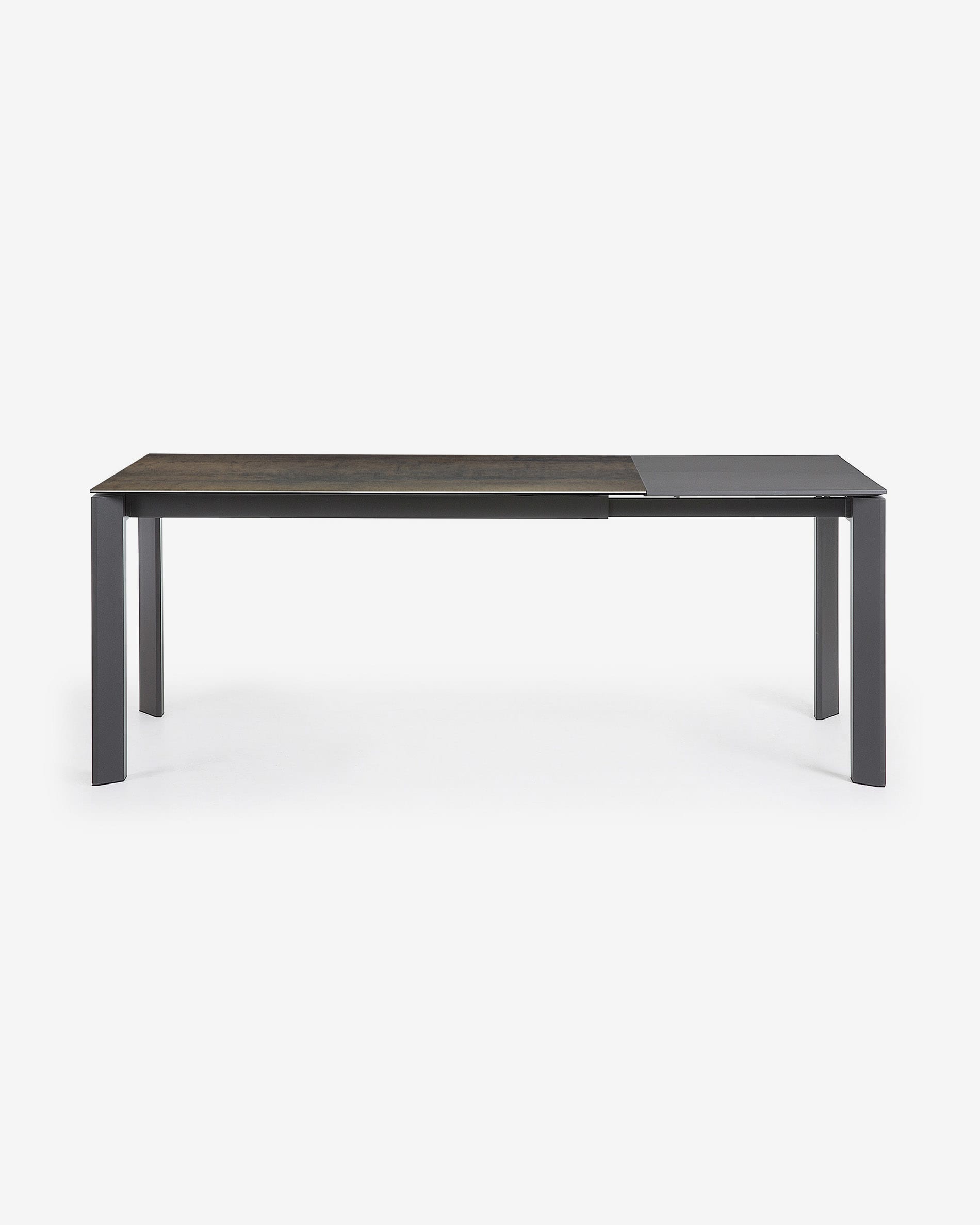 Axis Ausziehtisch Feinsteinzeug mit Iron Moss Finish Stahlbeine in Dunkelgrau 140 (200) cm in Grau präsentiert im Onlineshop von KAQTU Design AG. Esstisch ist von Kave Home