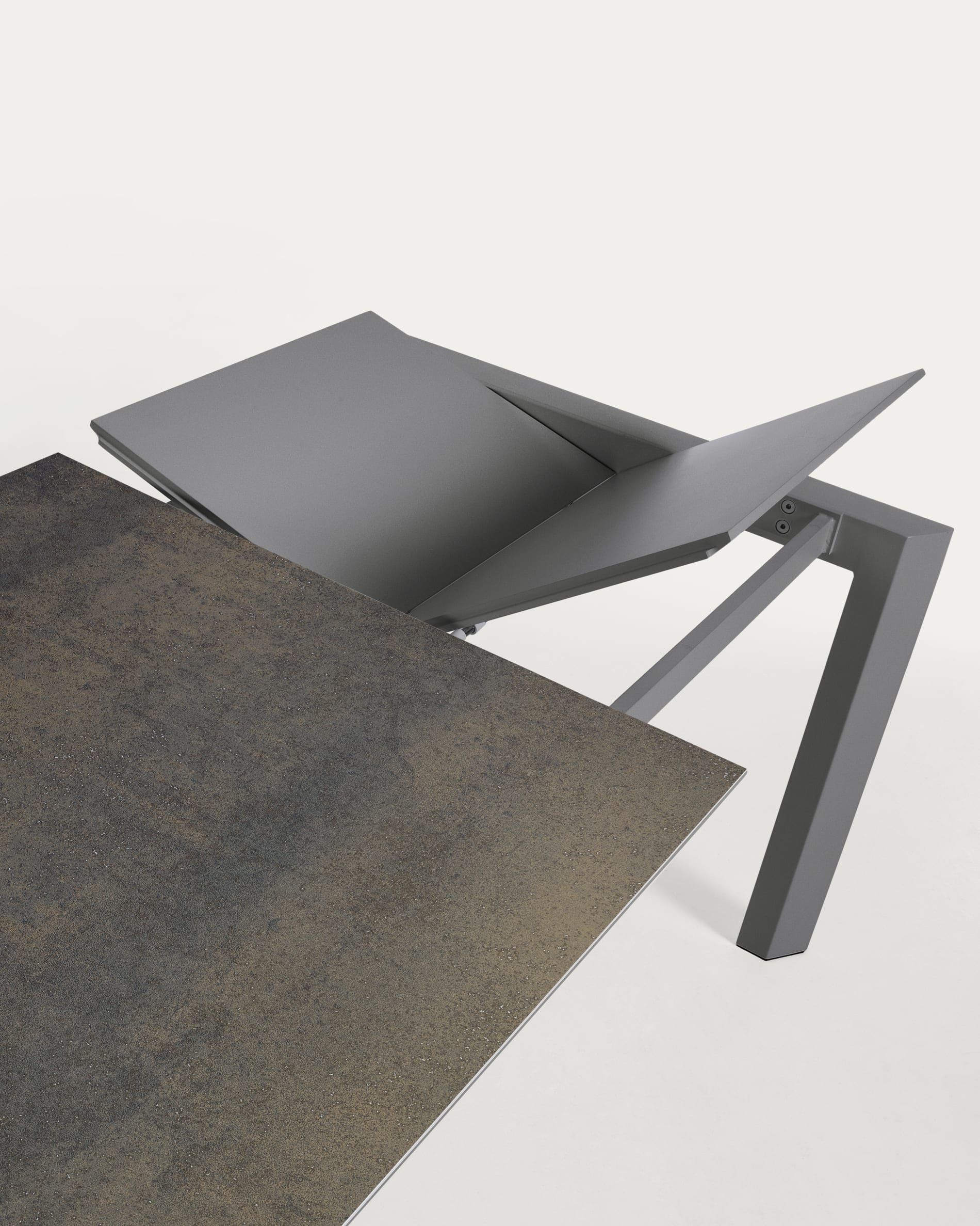 Axis Ausziehtisch Feinsteinzeug mit Iron Moss Finish Stahlbeine in Dunkelgrau 140 (200) cm in Grau präsentiert im Onlineshop von KAQTU Design AG. Esstisch ist von Kave Home