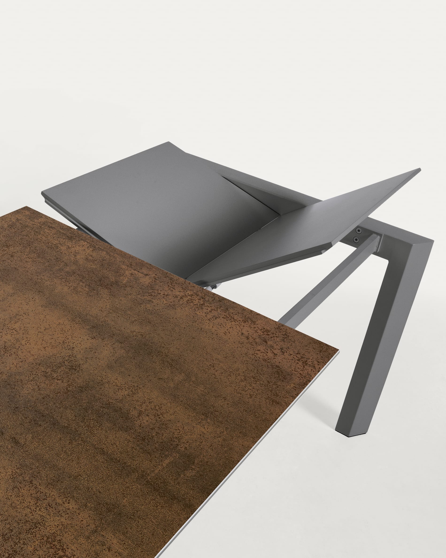 Axis Ausziehtisch Feinsteinzeug mit Iron Corten Finish und Beine in Dunkelgrau 140 (200) cm in Braun präsentiert im Onlineshop von KAQTU Design AG. Esstisch ist von Kave Home