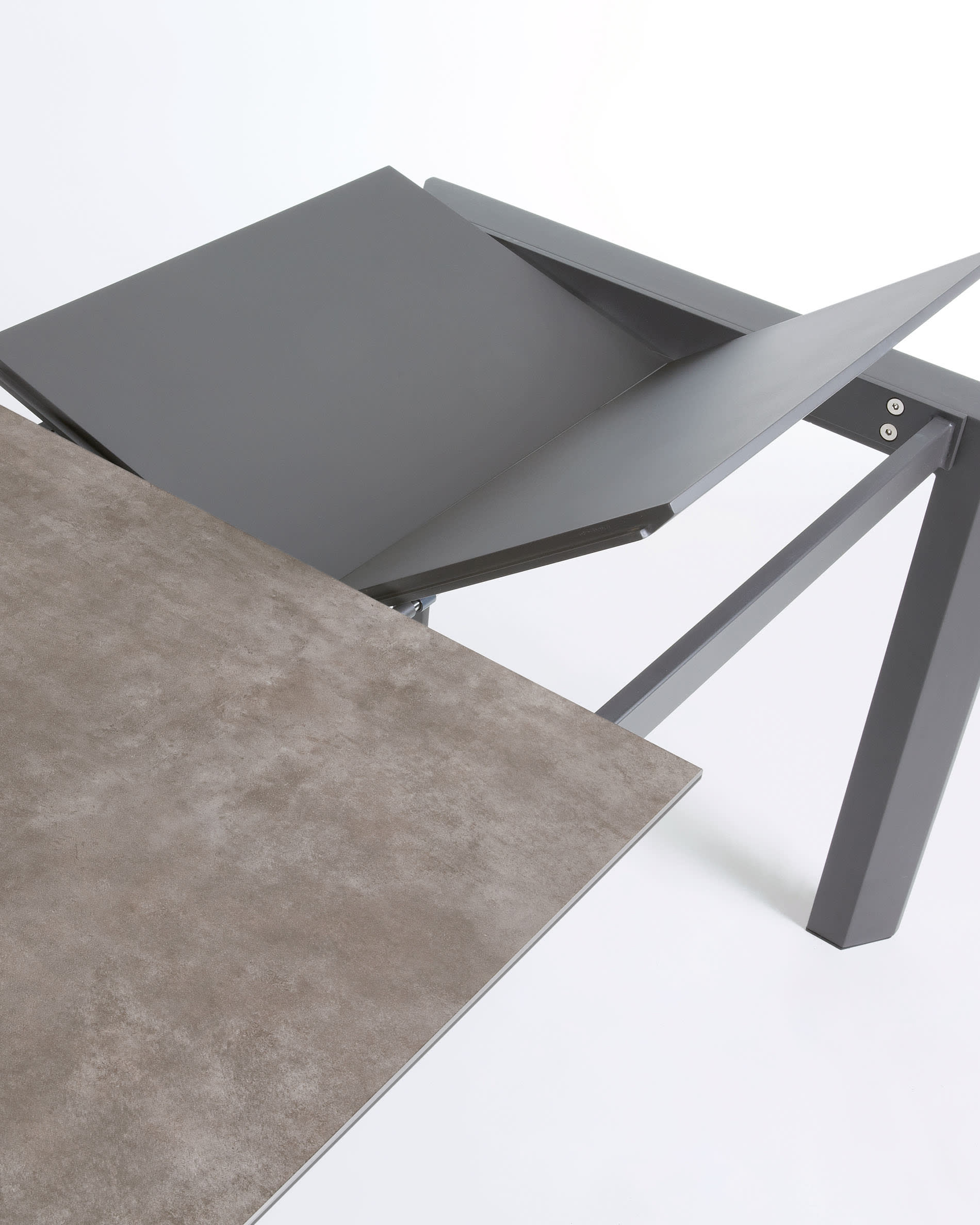 Axis Ausziehtisch Feinsteinzeug Vulcano Ceniza Finish Stahlbeine in Anthrazit 140 (200) cm in Grau präsentiert im Onlineshop von KAQTU Design AG. Esstisch ist von Kave Home