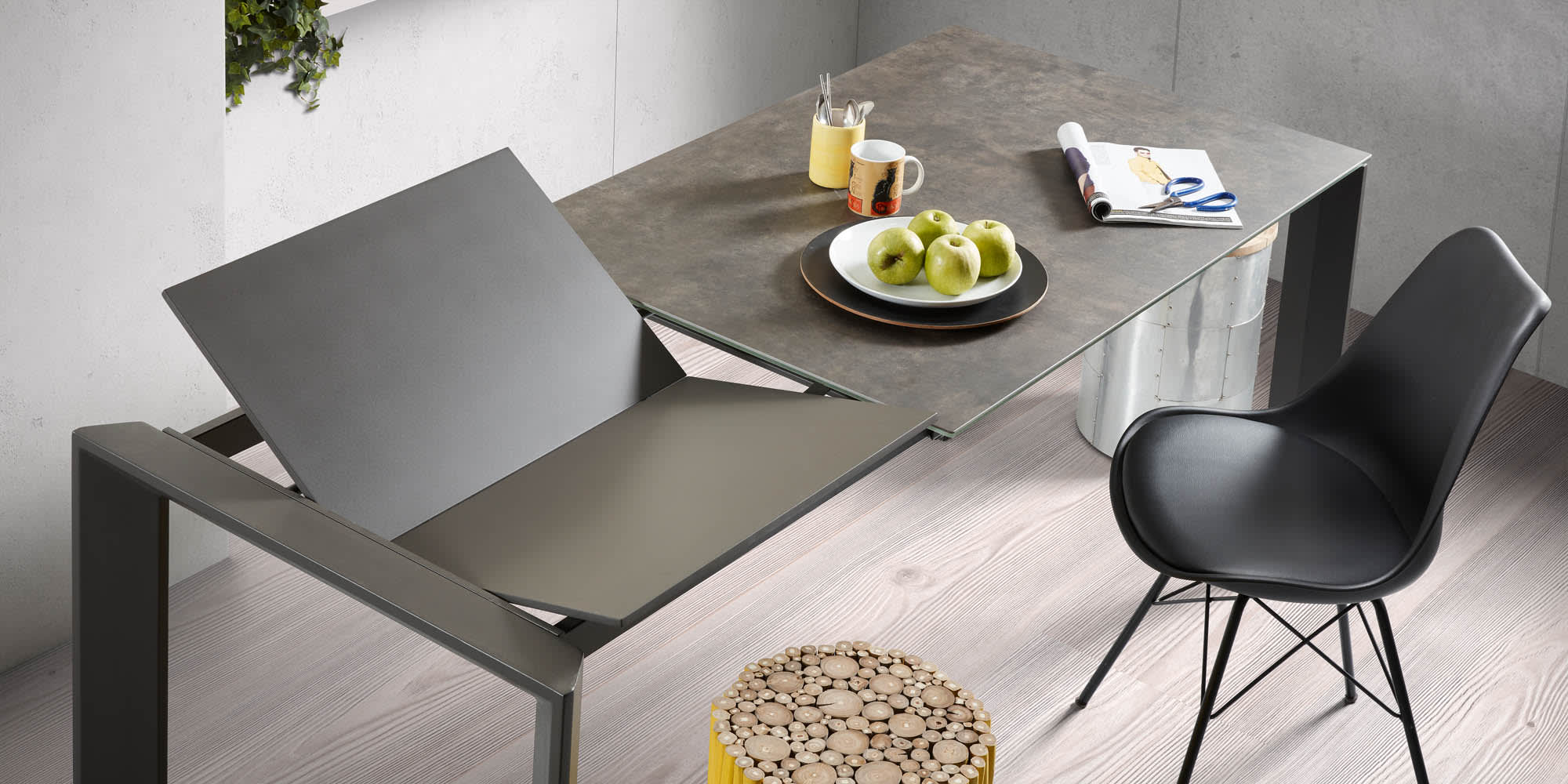 Axis Ausziehtisch Feinsteinzeug Vulcano Ceniza Finish Stahlbeine in Anthrazit 140 (200) cm in Grau präsentiert im Onlineshop von KAQTU Design AG. Esstisch ist von Kave Home