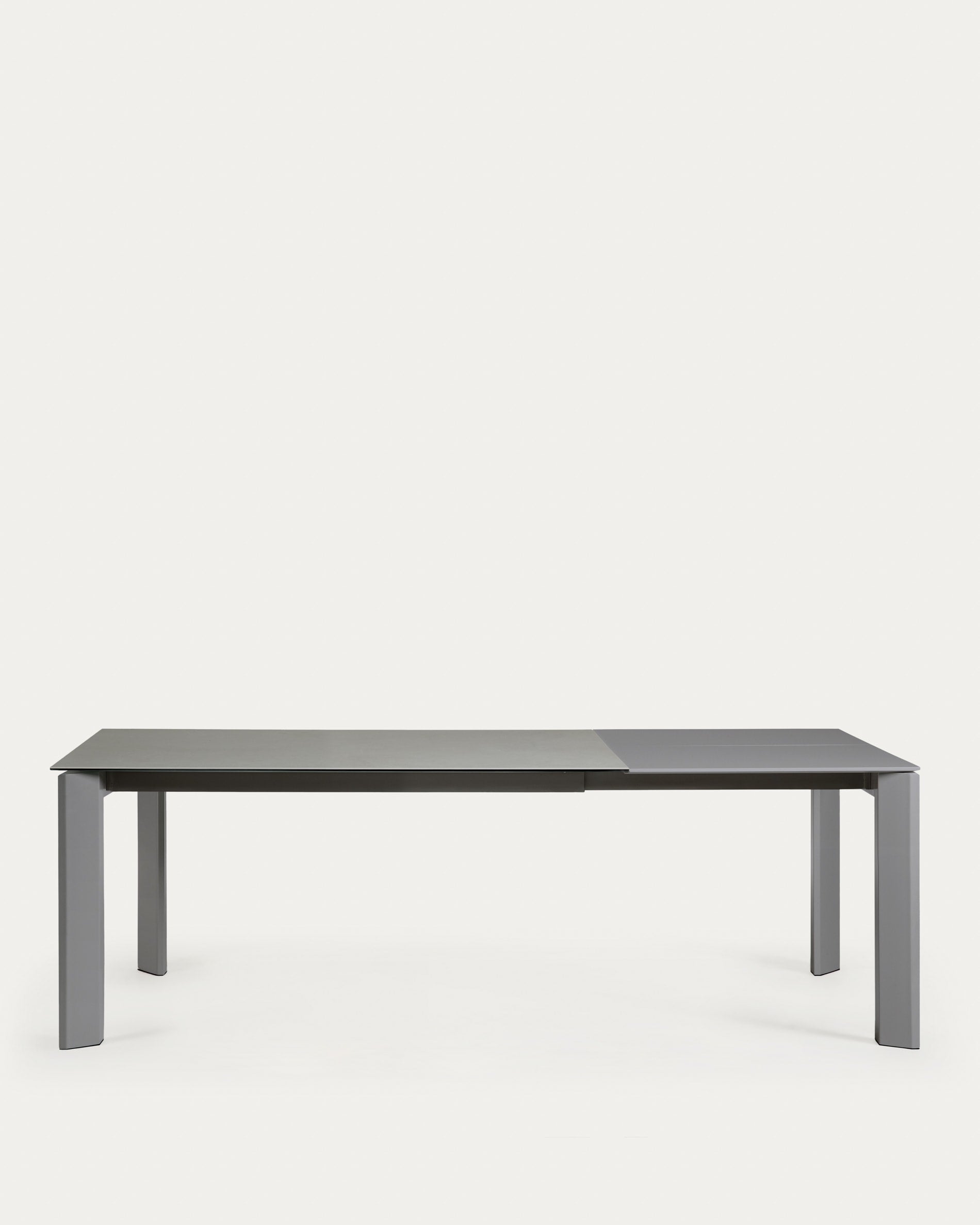 Axis Ausziehtisch Feinsteinzeug mit Hydra Plomo Finish Beine in Anthrazit 160 (220) cm in Grau präsentiert im Onlineshop von KAQTU Design AG. Esstisch ist von Kave Home