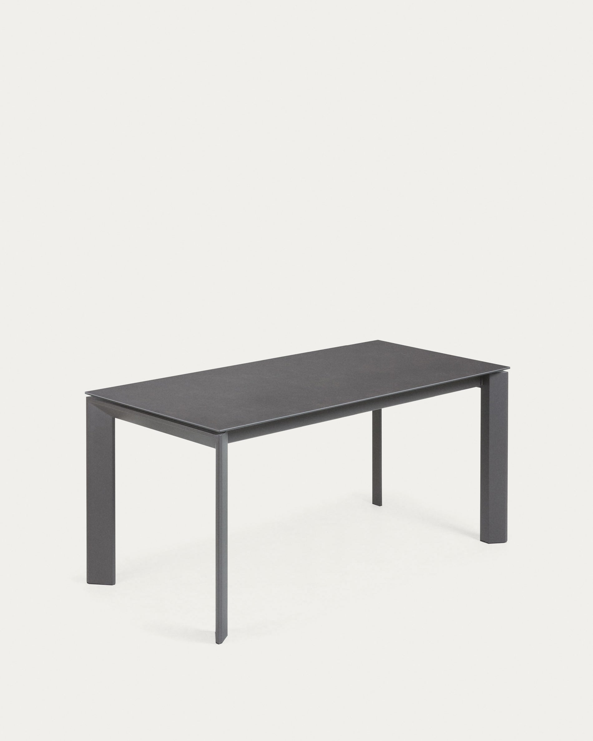 Axis Ausziehtisch Feinsteinzeug mit Vulcano Roca Finish Beine in Dunkelgrau 160 (220) cm in Grau präsentiert im Onlineshop von KAQTU Design AG. Esstisch ist von Kave Home