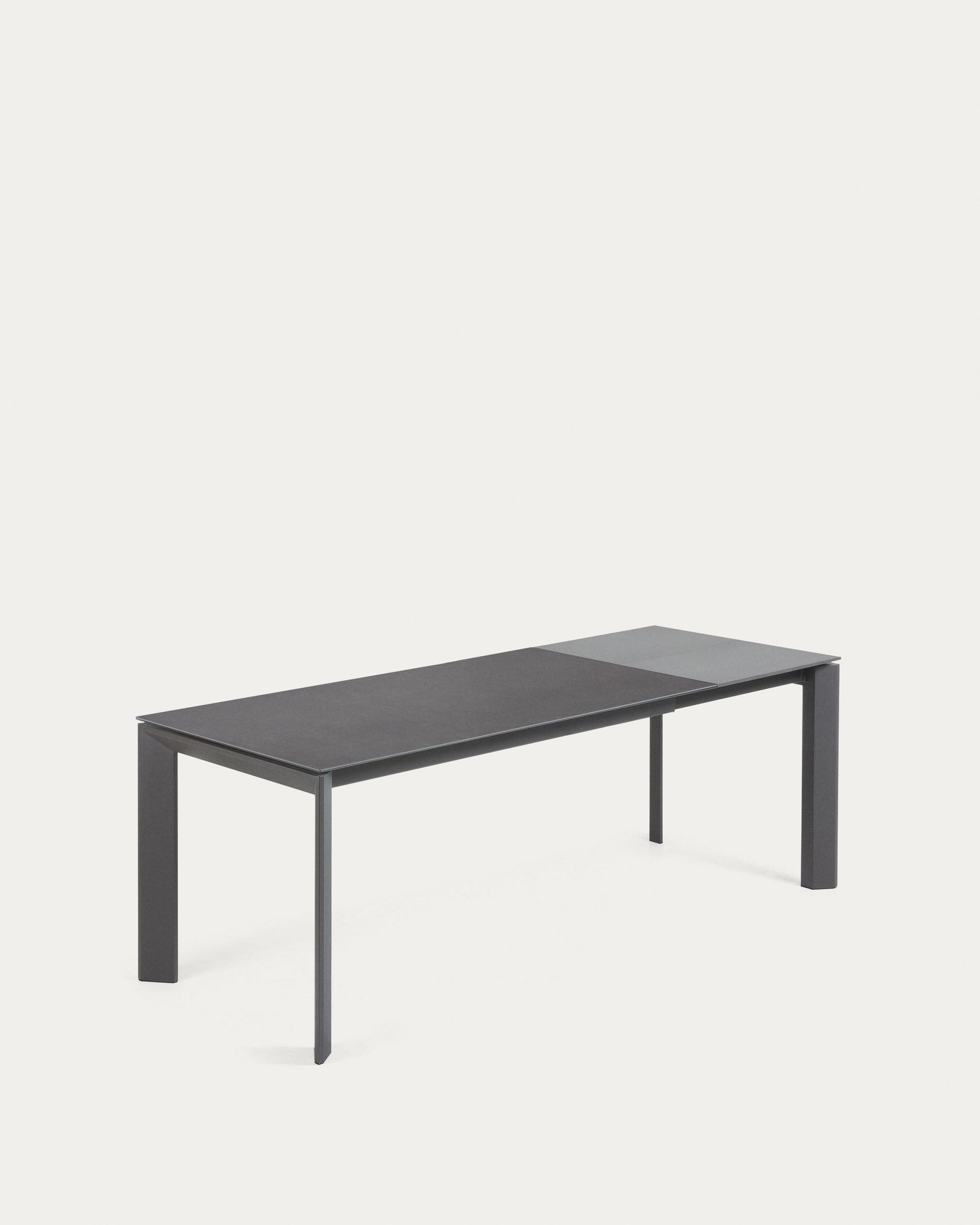 Axis Ausziehtisch Feinsteinzeug mit Vulcano Roca Finish Beine in Dunkelgrau 160 (220) cm in Grau präsentiert im Onlineshop von KAQTU Design AG. Esstisch ist von Kave Home