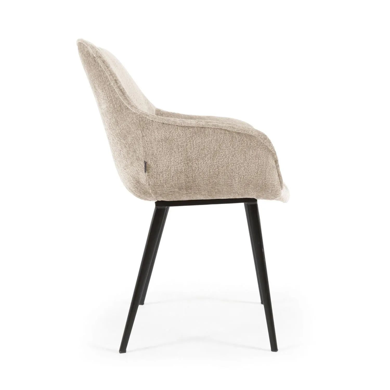 Stuhl Amira aus beigem Chenille und Metallbeinen mit schwarzem Finish in Beige präsentiert im Onlineshop von KAQTU Design AG. Stuhl mit Armlehnen ist von Kave Home