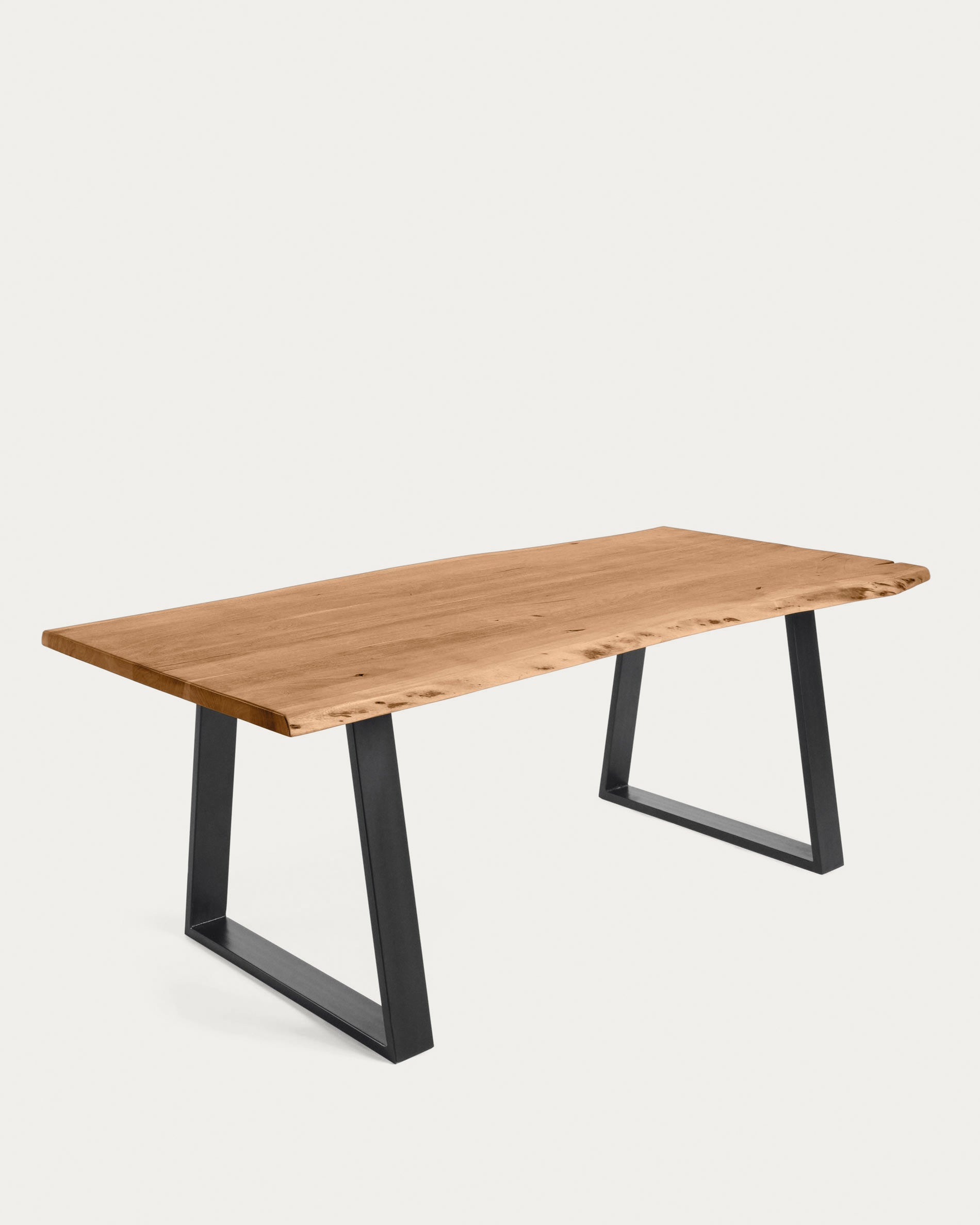 Alaia Tisch 200 x 95 cm aus massivem Akazienholz und schwarzen Stahlbeinen in Braun präsentiert im Onlineshop von KAQTU Design AG. Esstisch ist von Kave Home