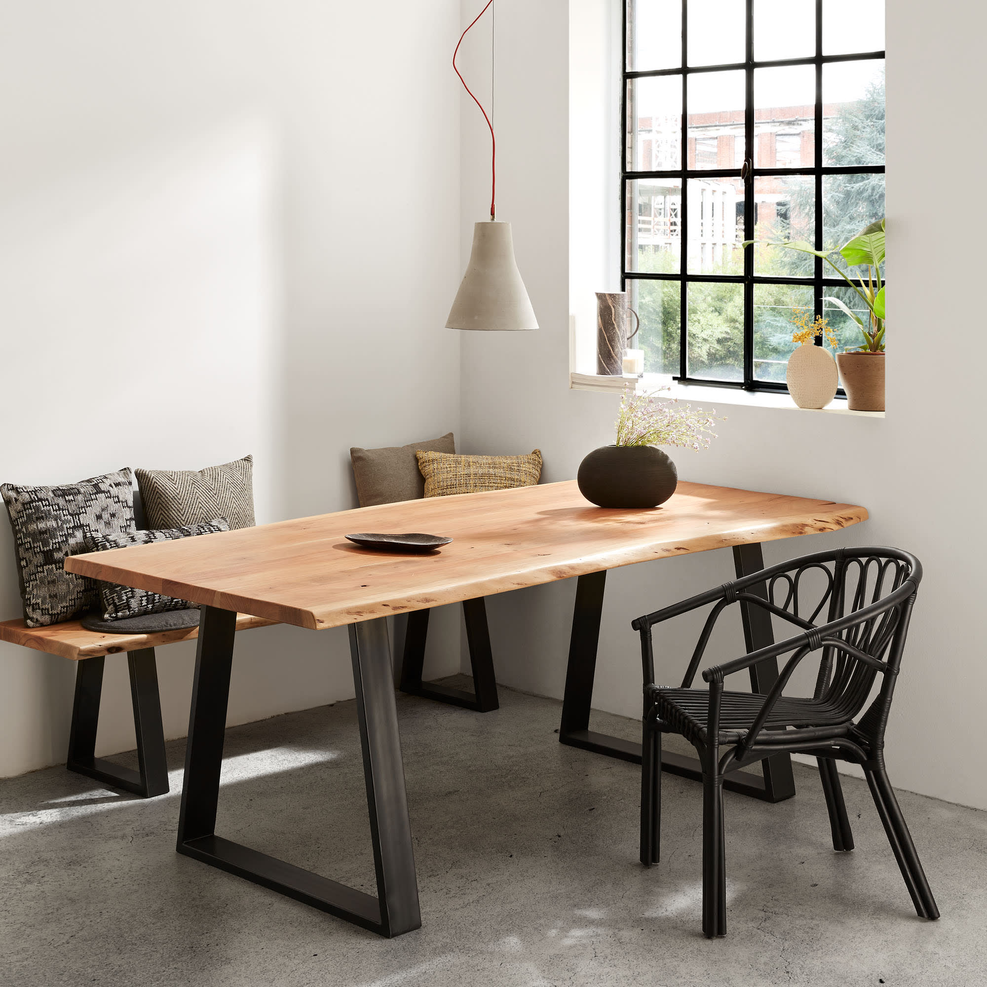 Alaia Tisch 200 x 95 cm aus massivem Akazienholz und schwarzen Stahlbeinen in Braun präsentiert im Onlineshop von KAQTU Design AG. Esstisch ist von Kave Home