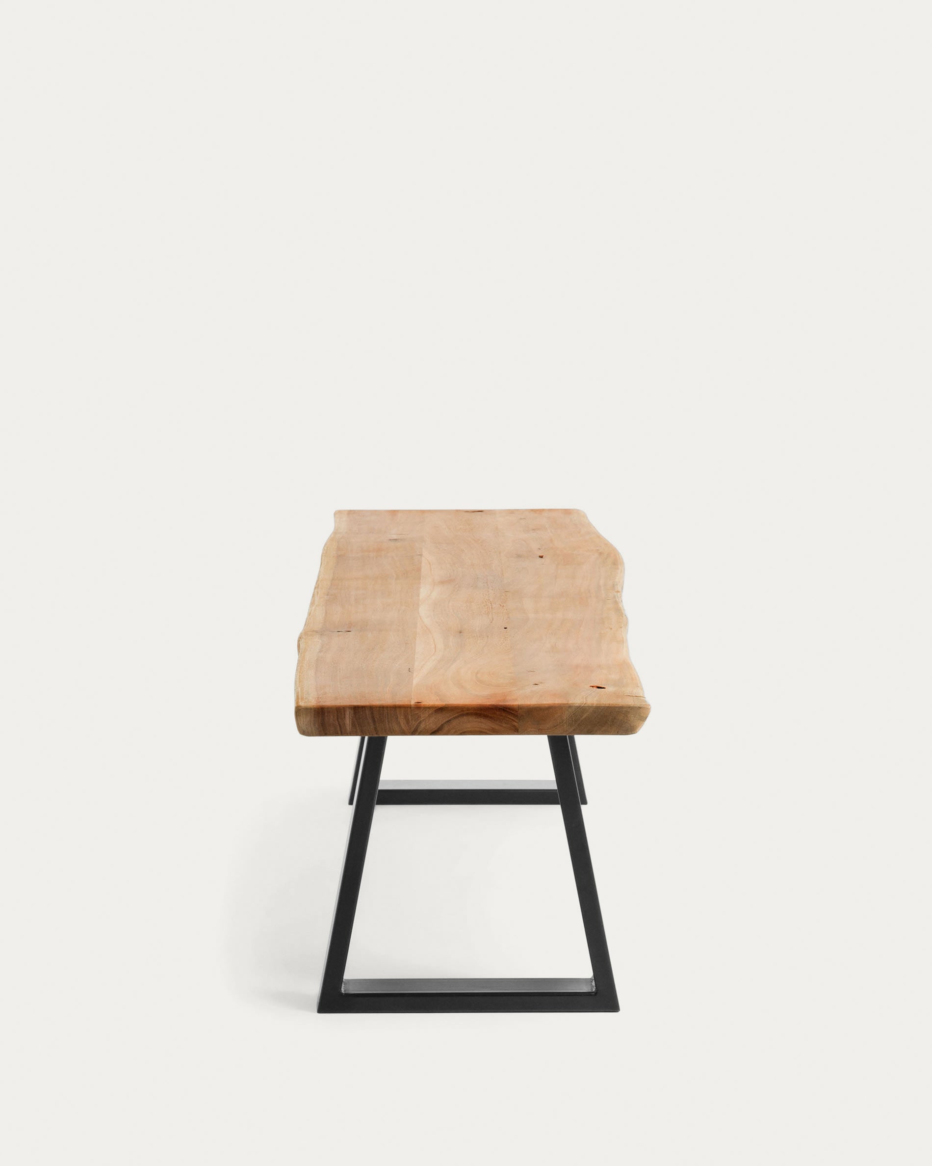 Alaia Bank aus massivem Akazienholz und Stahl schwarz lackiert 180 cm in Braun präsentiert im Onlineshop von KAQTU Design AG. Sitzbank ist von Kave Home