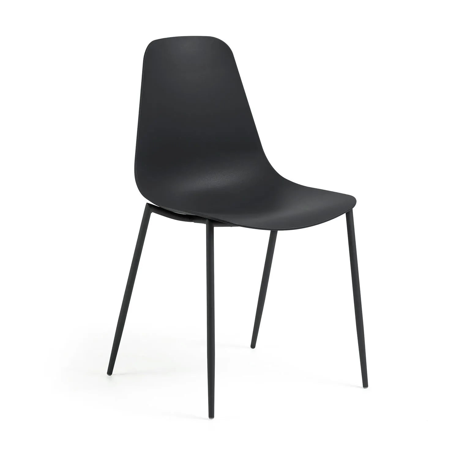 Eleganter Whatts Stuhl von Kave Home: Schwarze Stahlbeine, ergonomisch, pflegeleicht, ideal für Esszimmer und Büro.