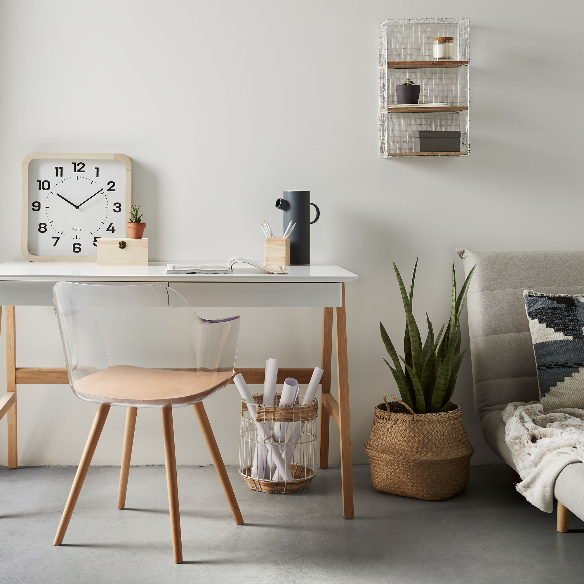 Dyana Tisch weiss lackiertes MDF und Beine aus massiver Esche in Braun präsentiert im Onlineshop von KAQTU Design AG. Esstisch ist von Kave Home