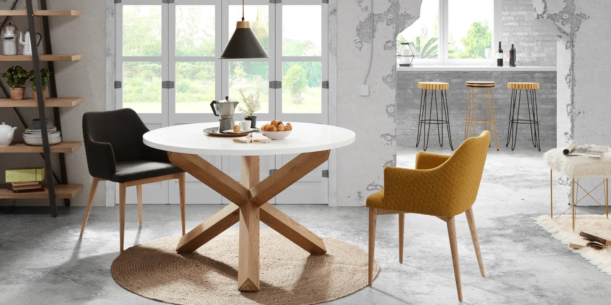 Eleganter runder Tisch mit weißer MDF-Platte und Eichenbeinen, ideal für stilvolle, gesellige Anlässe.