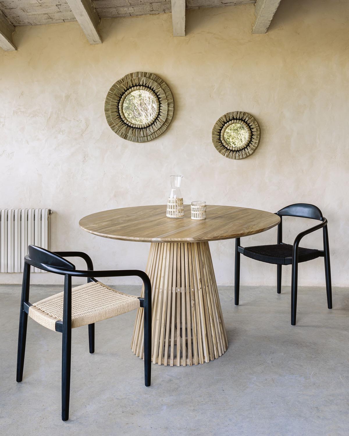 Jeanette runder Tisch aus massivem Teakholz Ø 120 cm in Natur präsentiert im Onlineshop von KAQTU Design AG. Gartentisch ist von Kave Home