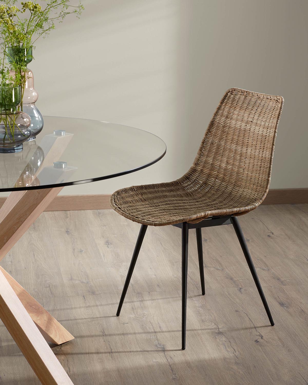 Equal Stuhl aus Rattan und Stahlbeine mit schwarzem Finish in Natur, Schwarz präsentiert im Onlineshop von KAQTU Design AG. Stuhl ist von Kave Home