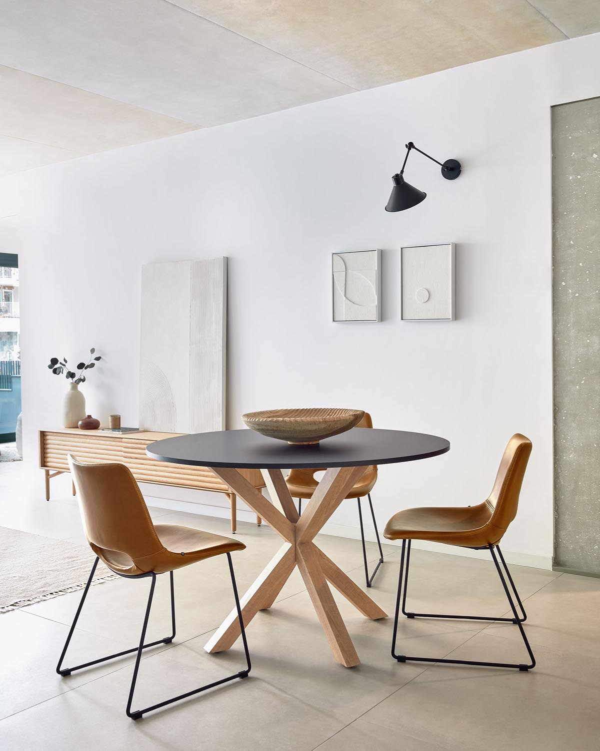 Zahara Stuhl aus Kunstleder  Braun und Stahlbeine mit schwarzem Finish in Braun, Schwarz präsentiert im Onlineshop von KAQTU Design AG. Stuhl ist von Kave Home