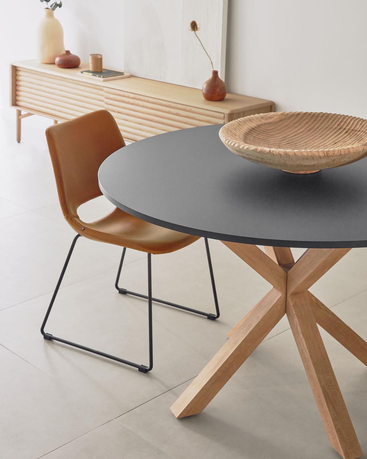 Zahara Stuhl aus Kunstleder  Braun und Stahlbeine mit schwarzem Finish in Braun, Schwarz präsentiert im Onlineshop von KAQTU Design AG. Stuhl ist von Kave Home