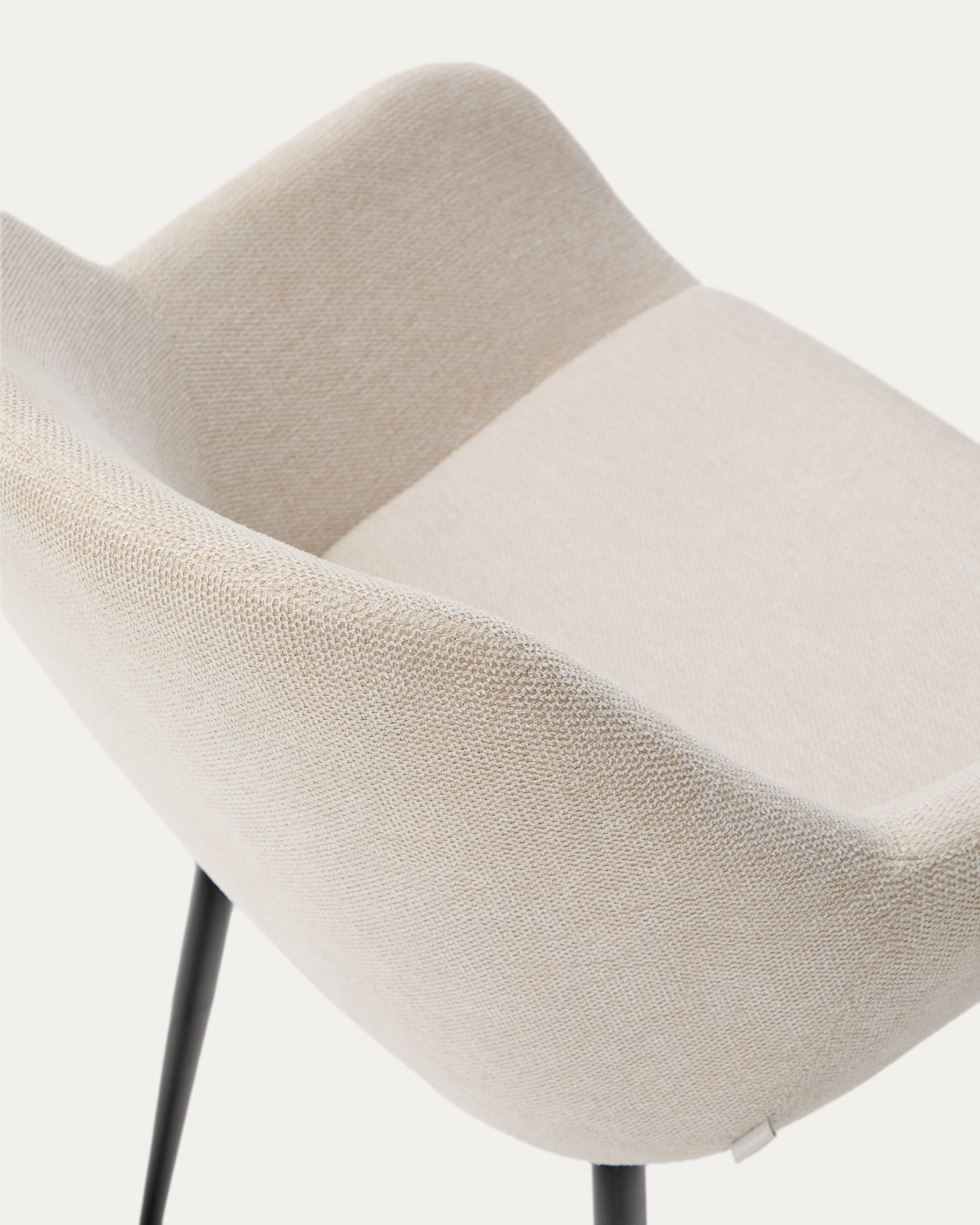 Beigefarbener Stuhl Konna mit Stahlbeinen in schwarzer Lackierung in Beige präsentiert im Onlineshop von KAQTU Design AG. Stuhl ist von Kave Home