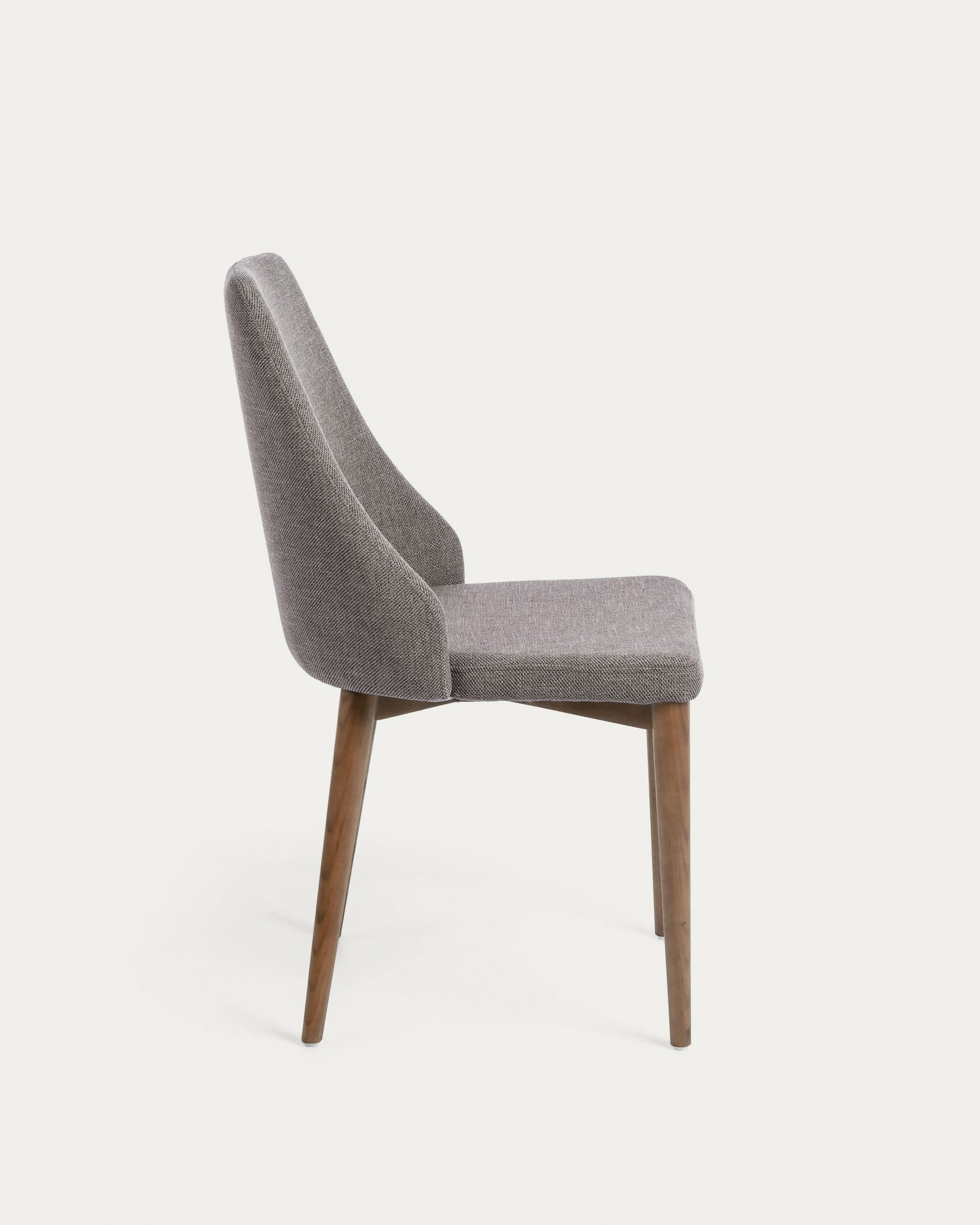 Rosie Stuhl hellgrau Beine aus massivem Eschenholz mit dunklem Finish in Grau präsentiert im Onlineshop von KAQTU Design AG. Stuhl ist von Kave Home