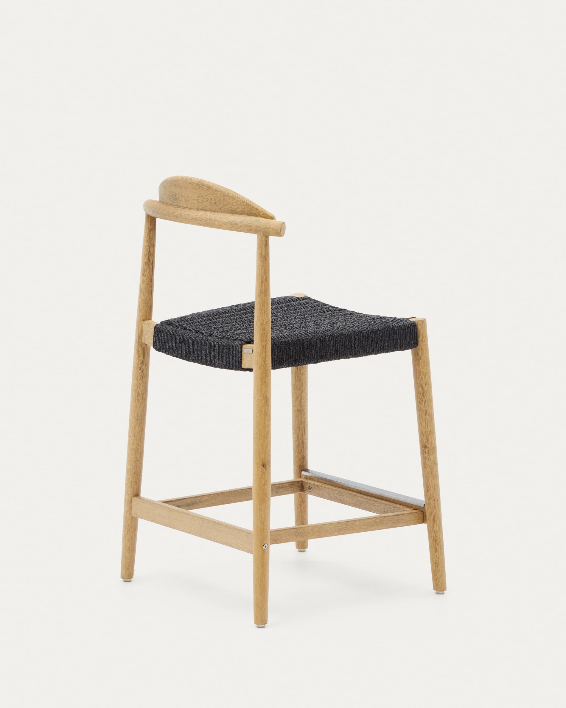 Nina Hocker massives Akazienholz naturfarbenes Finish und Seil schwarz Höhe 62 cm FSC 100% in Schwarz präsentiert im Onlineshop von KAQTU Design AG. Hocker Outdoor ist von Kave Home