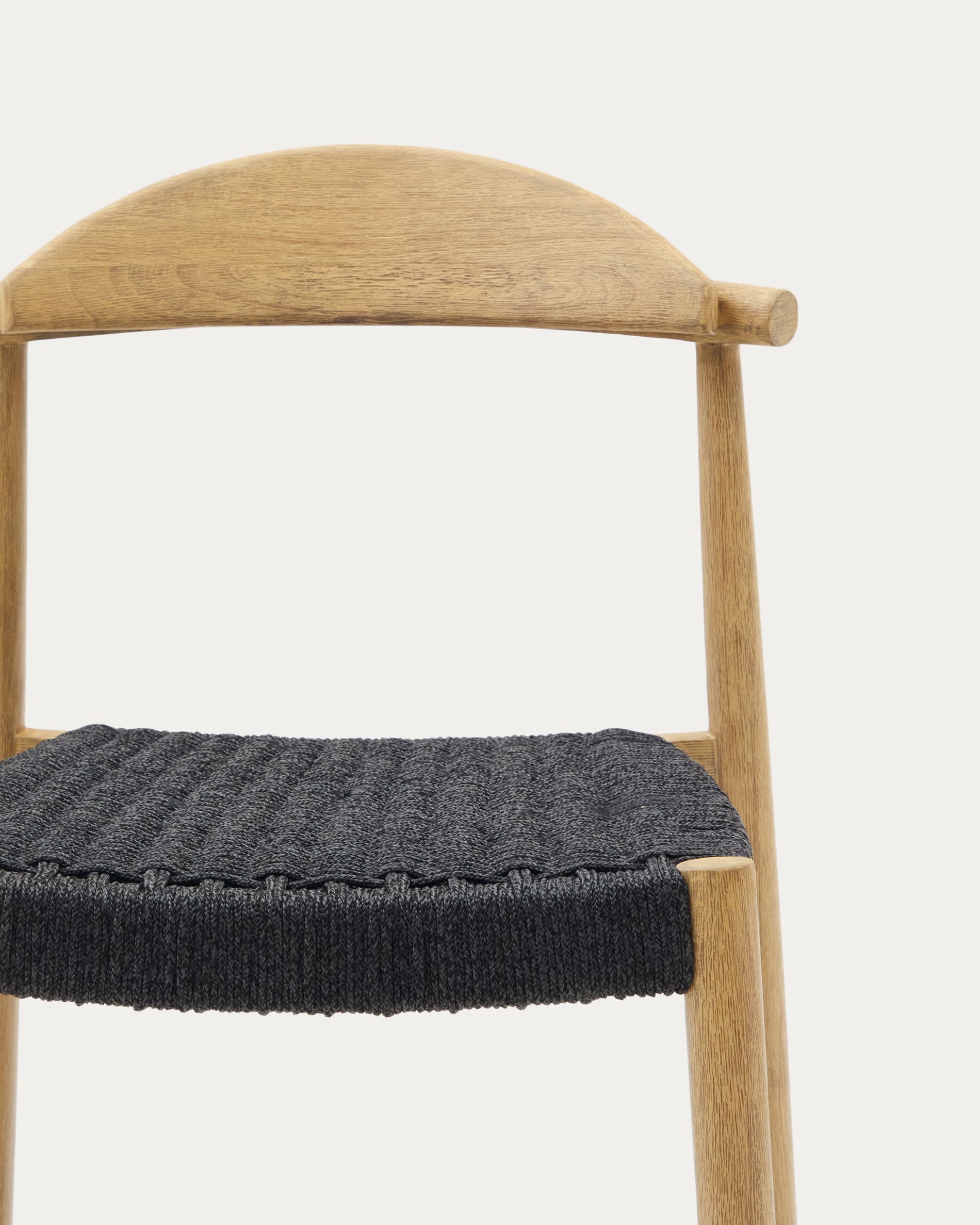 Nina Hocker massives Akazienholz naturfarbenes Finish und Seil schwarz Höhe 62 cm FSC 100% in Schwarz präsentiert im Onlineshop von KAQTU Design AG. Hocker Outdoor ist von Kave Home