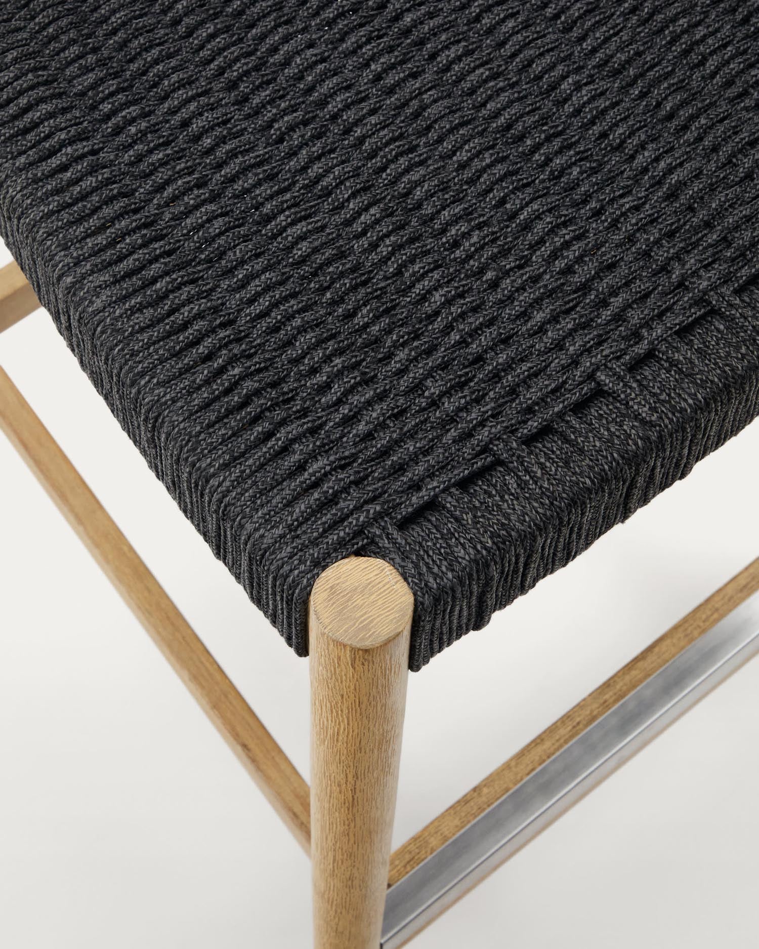 Nina Hocker massives Akazienholz naturfarbenes Finish und Seil schwarz Höhe 62 cm FSC 100% in Schwarz präsentiert im Onlineshop von KAQTU Design AG. Hocker Outdoor ist von Kave Home