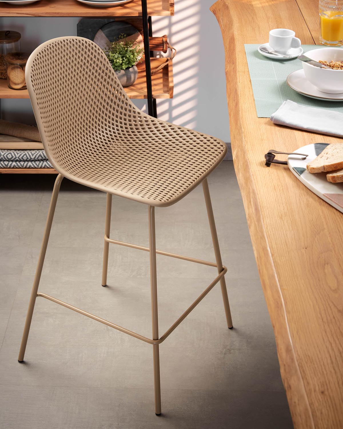 Quinby Barhocker beige Höhe 75 cm in Beige präsentiert im Onlineshop von KAQTU Design AG. Outdoor-Barstuhl ist von Kave Home