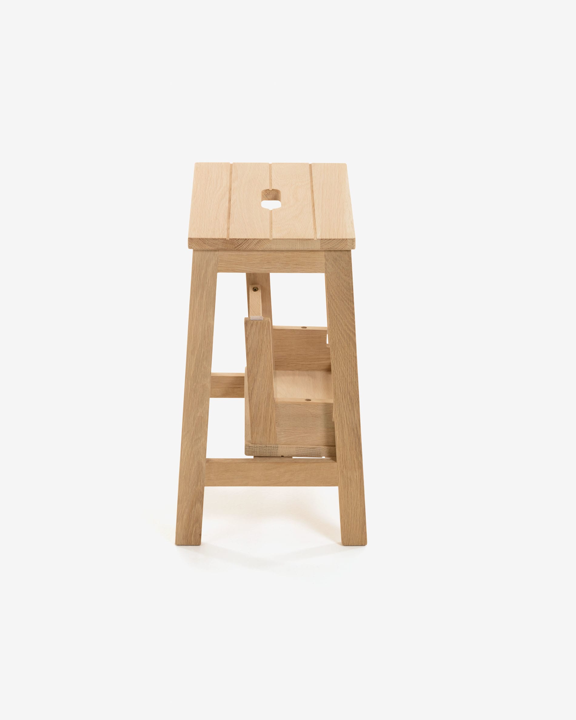 Hocker mit Leiter Nell 40 x 43 cm in Braun präsentiert im Onlineshop von KAQTU Design AG. Hocker ist von Kave Home