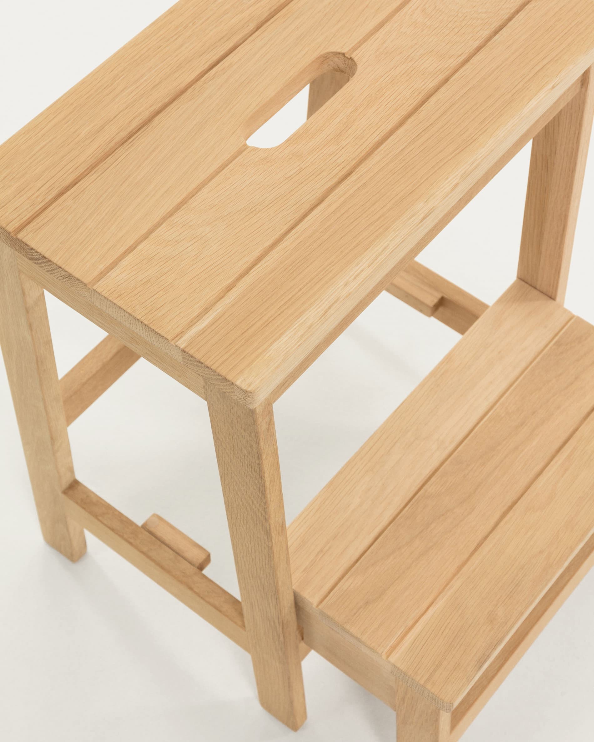 Hocker mit Leiter Nell 40 x 43 cm in Braun präsentiert im Onlineshop von KAQTU Design AG. Hocker ist von Kave Home