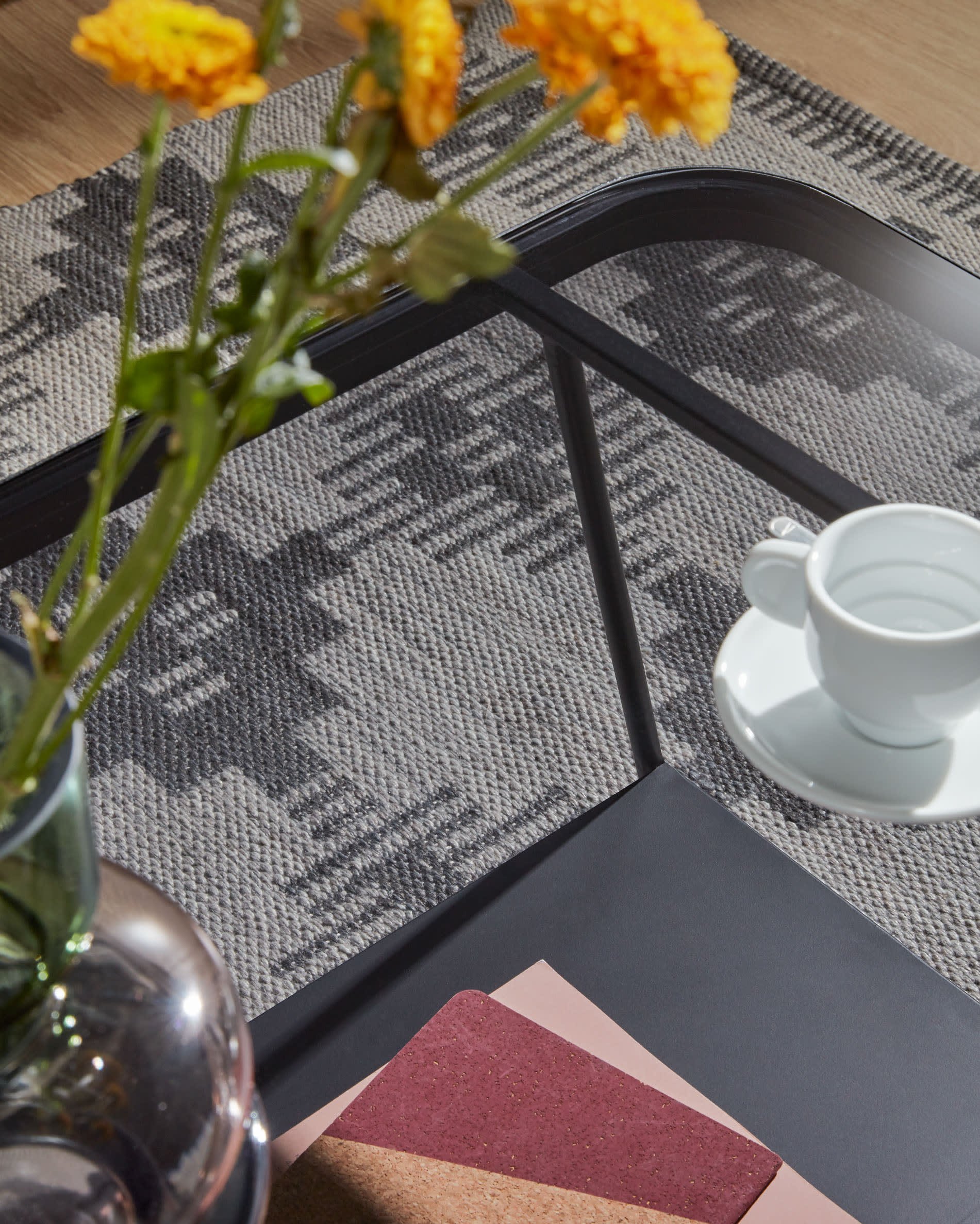 Duilia Couchtisch rauchgraues Glas und Struktur aus Stahl mit schwarzem Finish 90 x 45 cm in Schwarz präsentiert im Onlineshop von KAQTU Design AG. Beistelltisch ist von Kave Home