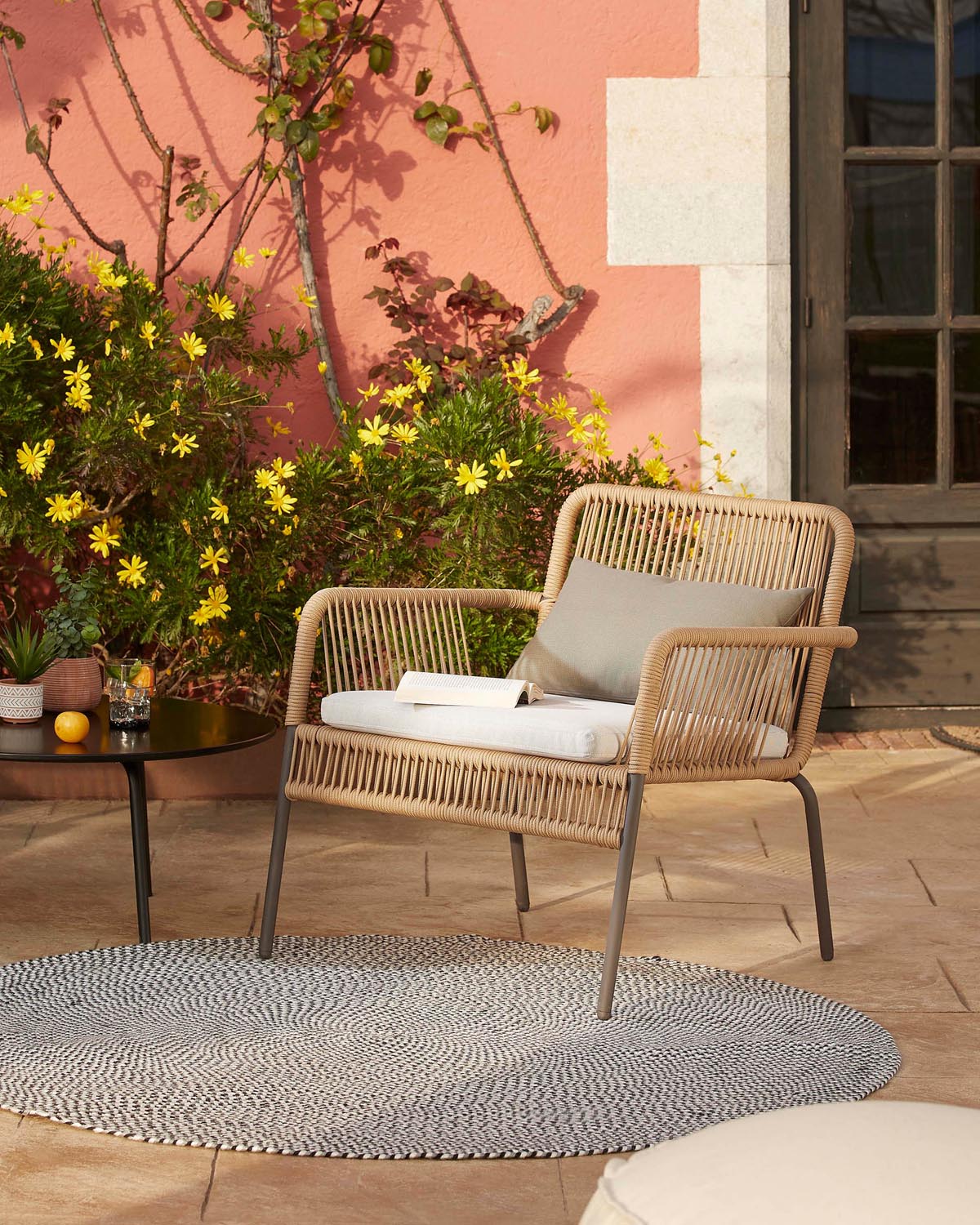 Samanta Sessel Seil in Beige in Beige präsentiert im Onlineshop von KAQTU Design AG. Outdoor-Sessel mit Armlehnen ist von Kave Home