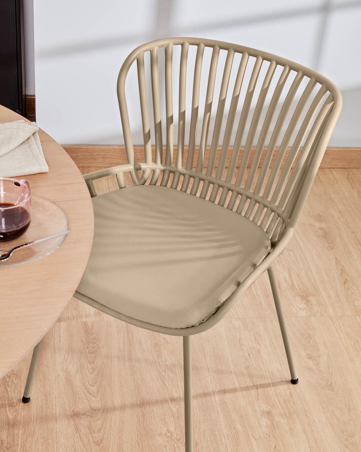 Surpik Stuhl mit Stahlbeinen in Beige in Beige präsentiert im Onlineshop von KAQTU Design AG. Stuhl ist von Kave Home