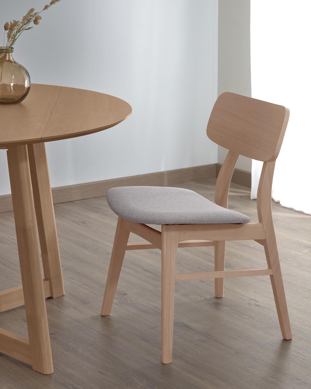 Selia Stuhl aus Eichenfurnier und massivem Kautschukholz gepolstert hellgrau in Natur, Beige präsentiert im Onlineshop von KAQTU Design AG. Stuhl ist von Kave Home