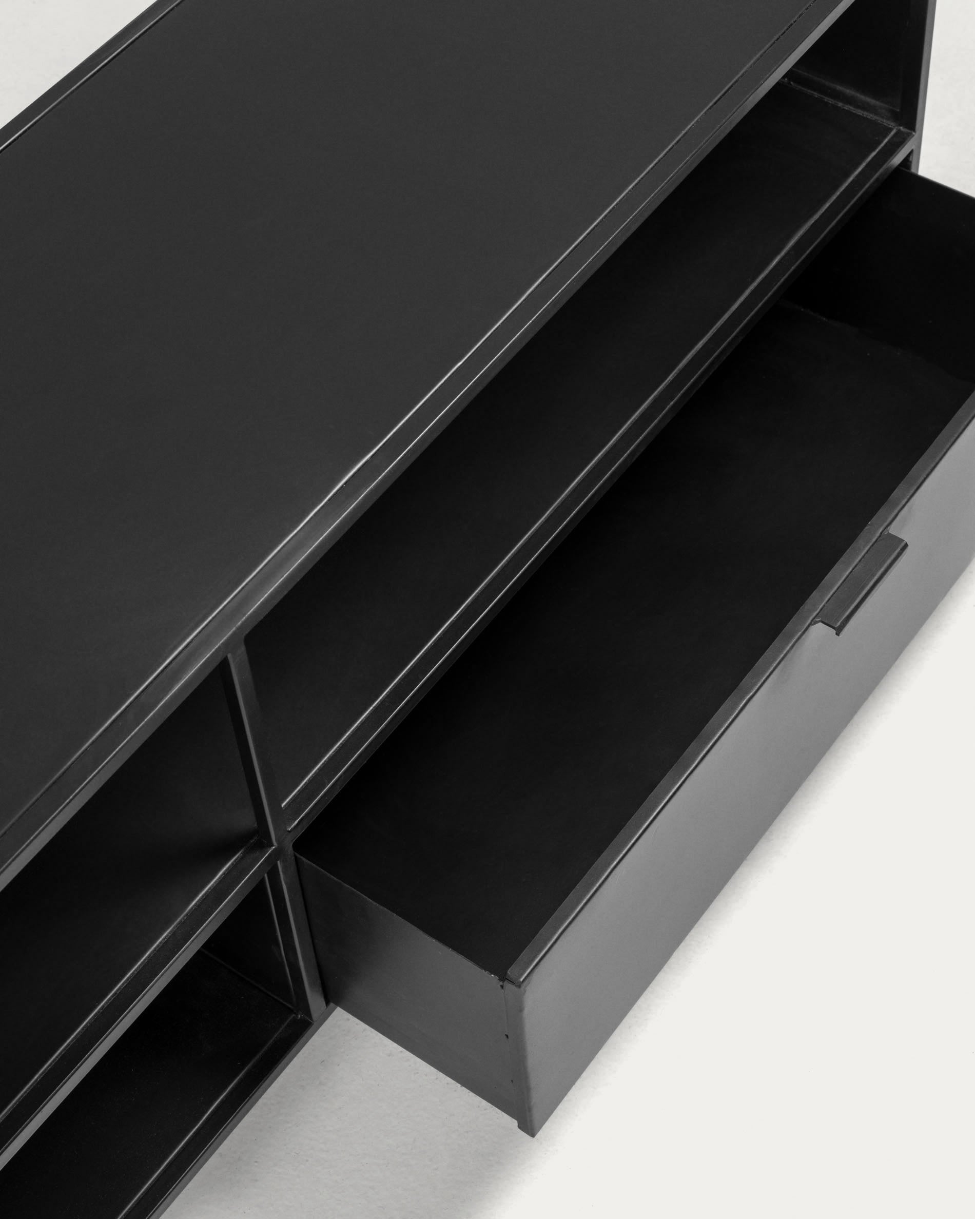 Shantay TV-Schrank 1 Türe und 1 Schublade aus Metall mit schwarzem Finish 150 x 50 cm in Schwarz präsentiert im Onlineshop von KAQTU Design AG. Sideboard ist von Kave Home