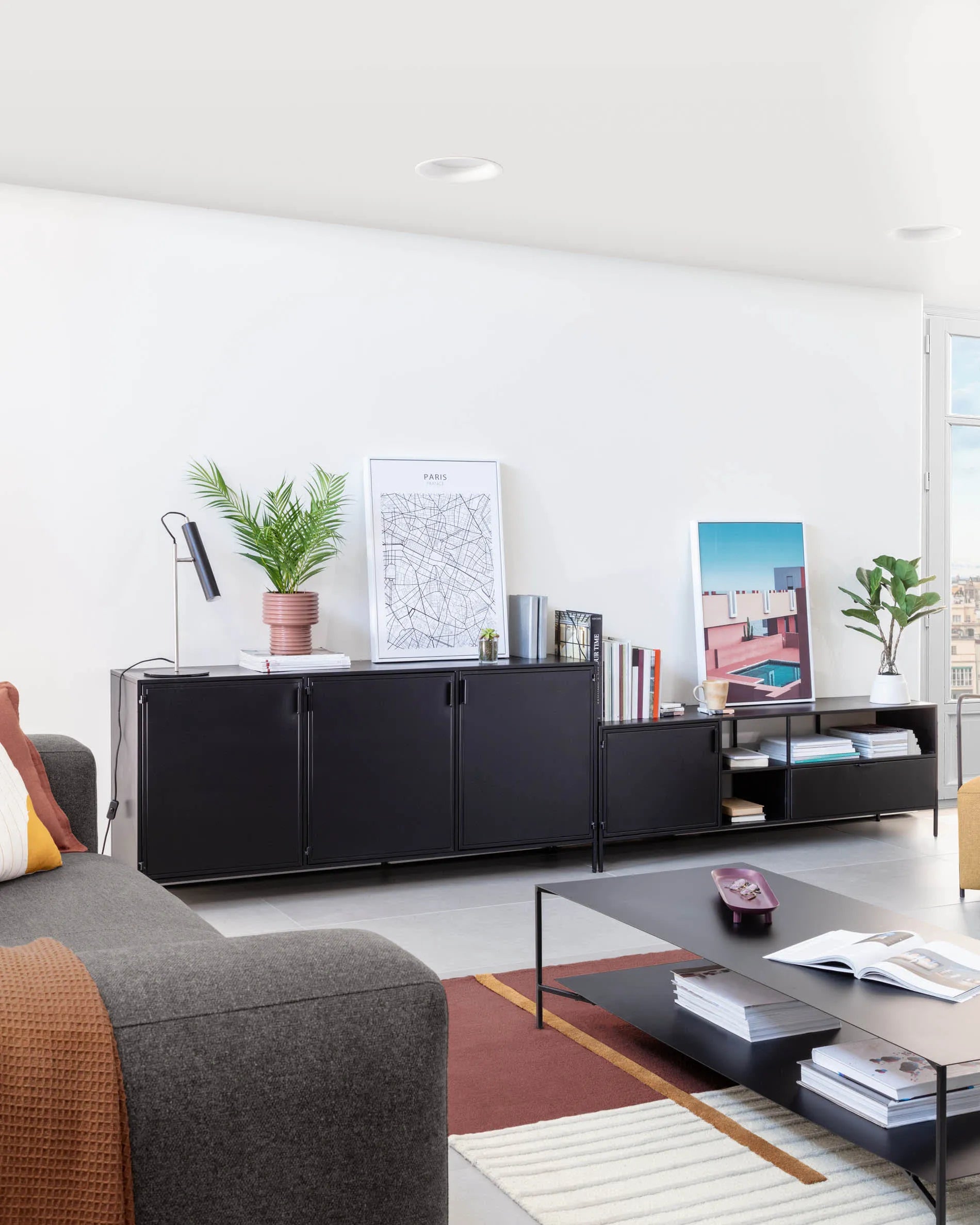 Elegantes Sideboard aus schwarzem Stahl, 160x72 cm, mit 3 Türen. Perfekt für stilvollen Stauraum im Industrial Design.