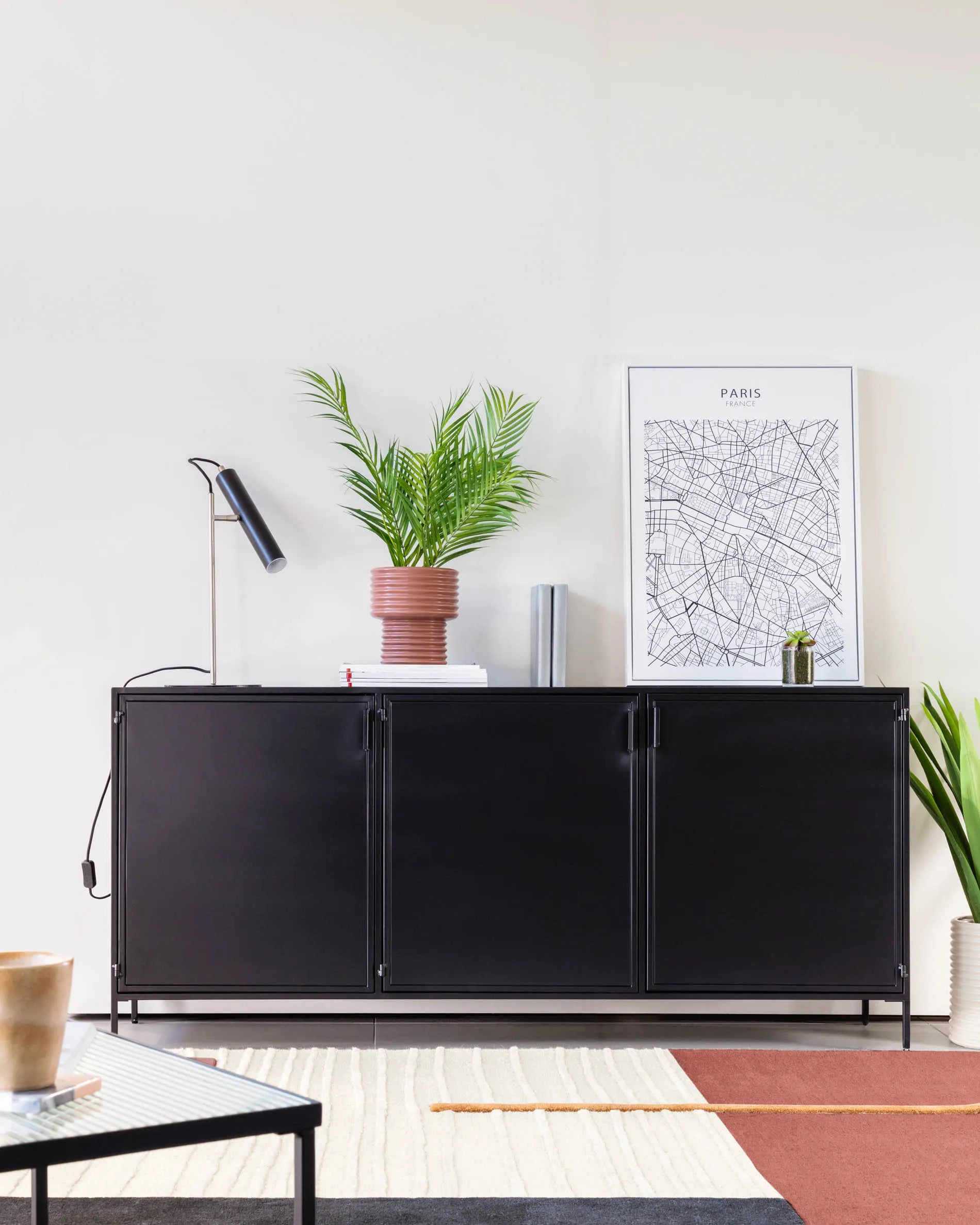 Elegantes Sideboard aus schwarzem Stahl, 160x72 cm, mit 3 Türen. Perfekt für stilvollen Stauraum im Industrial Design.