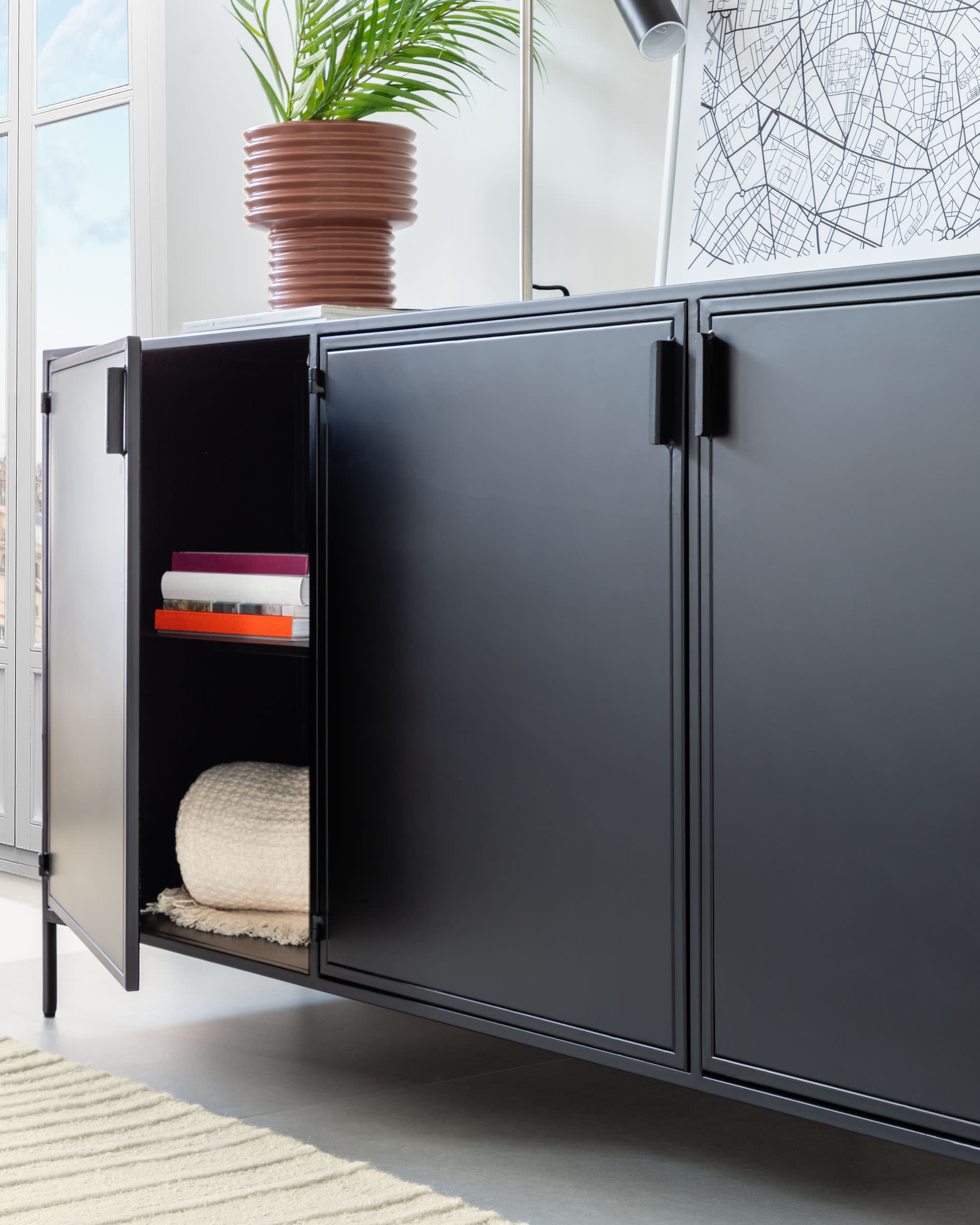 Shantay Sideboard 3 Türen aus Stahl mit Finish in Schwarz 160 x 72 cm in Schwarz präsentiert im Onlineshop von KAQTU Design AG. Sideboard ist von Kave Home