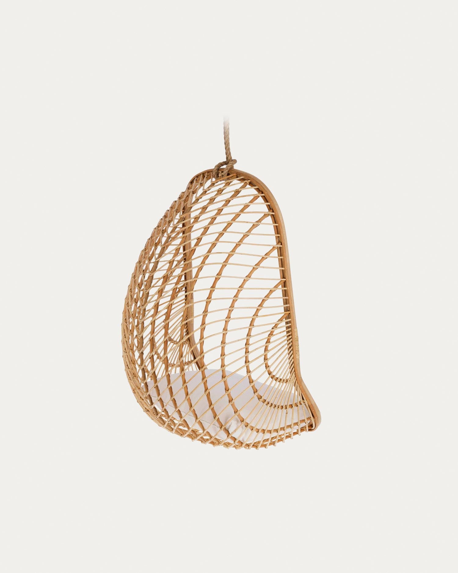 Ekaterina Hängesessel aus Rattan in Natur präsentiert im Onlineshop von KAQTU Design AG. Hängestuhl ist von Kave Home