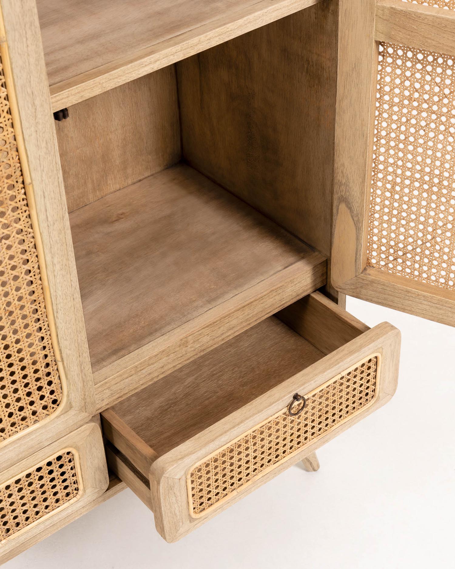 Nalu Schrank aus massivem Mindiholz und Rattan 90 x 175 cm in Braun präsentiert im Onlineshop von KAQTU Design AG. Cabinet ist von Kave Home