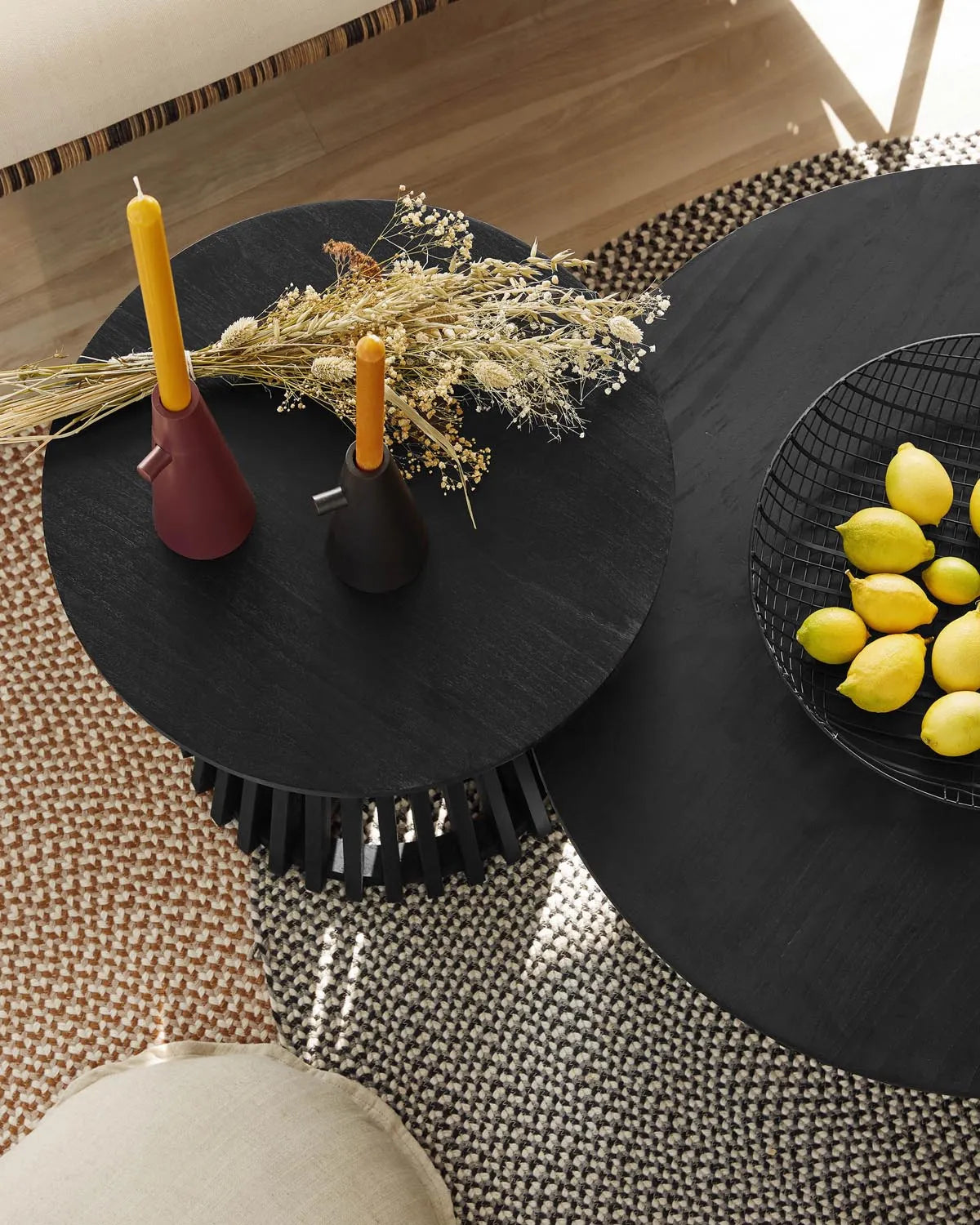 Jeanette Beistelltisch aus massivem Mindiholz schwarz Ø 50 cm in Schwarz präsentiert im Onlineshop von KAQTU Design AG. Beistelltisch ist von Kave Home